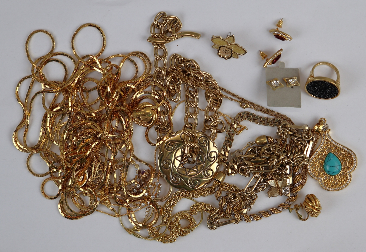 Good collection of yellow metal jewellery to include a Pierre Long necklace