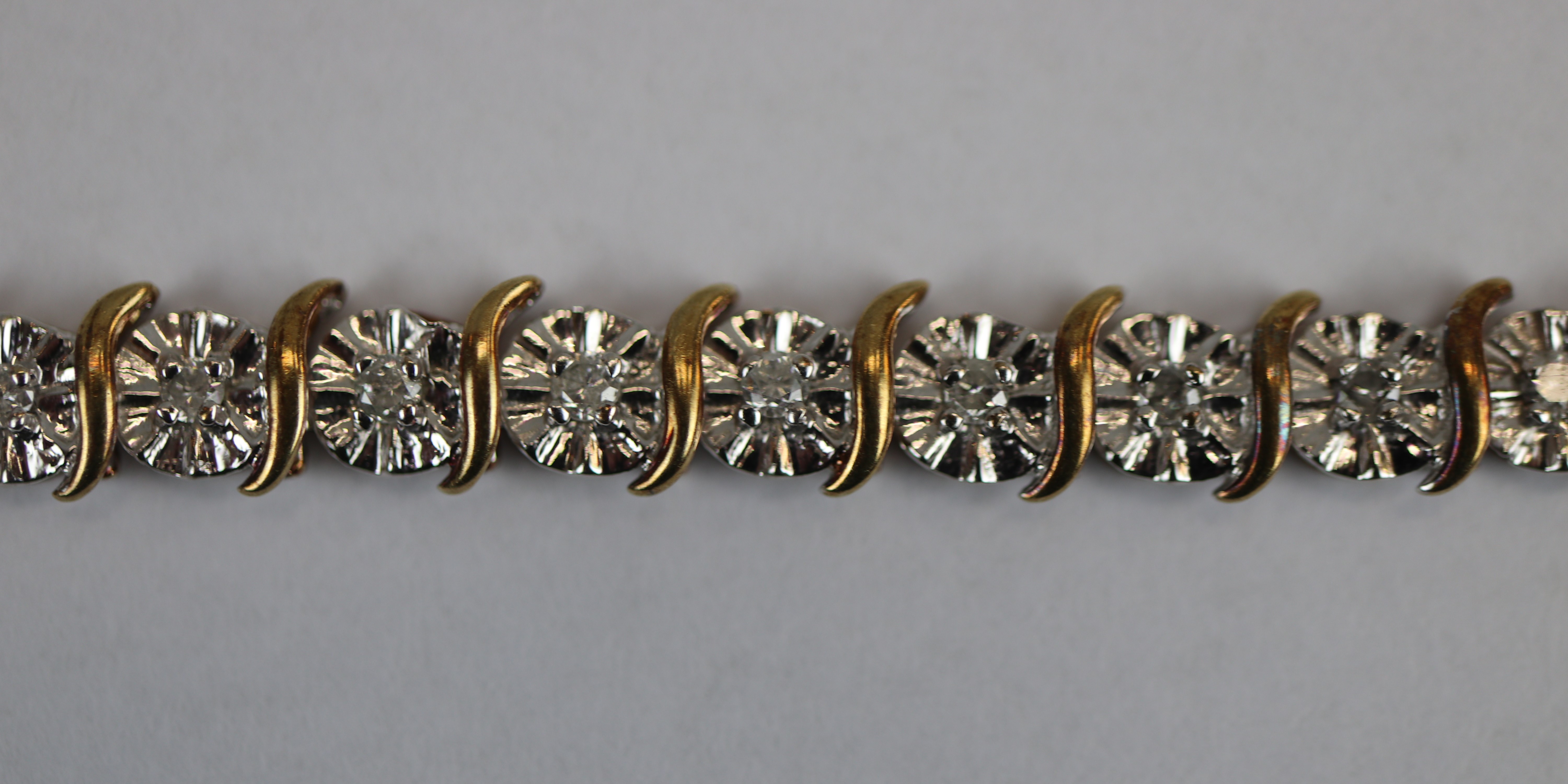9ct gold diamond set tennis bracelet - Image 3 of 3
