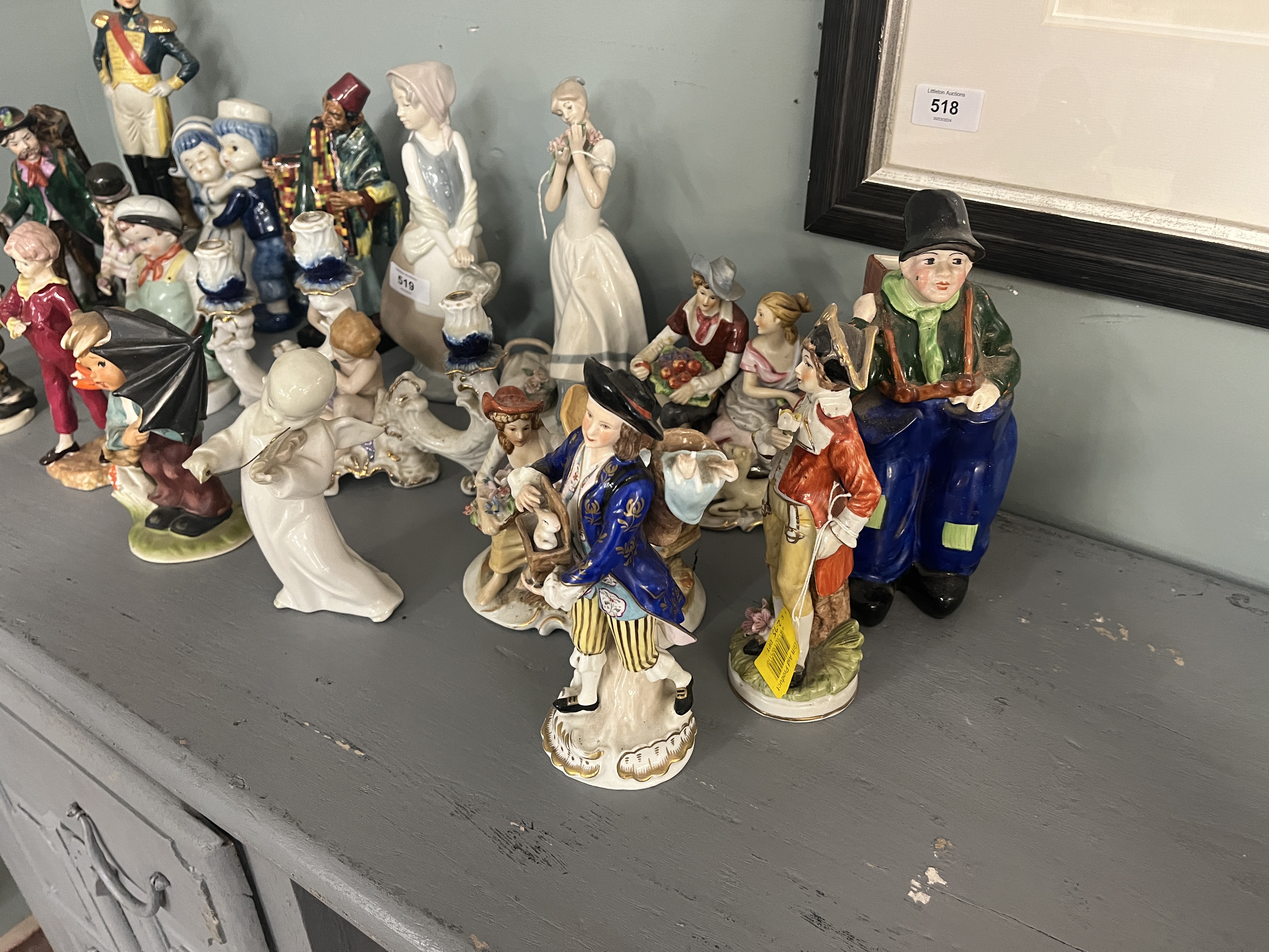 Collection of figurines to include Ladro, Nao and Royal Doulton - Bild 2 aus 4