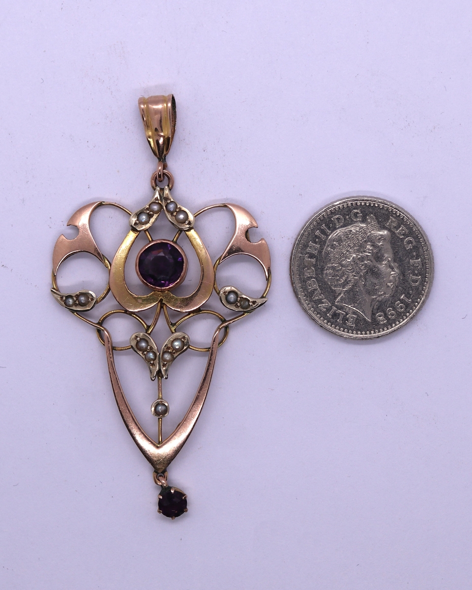 Seed pearl and amethyst gold pendant