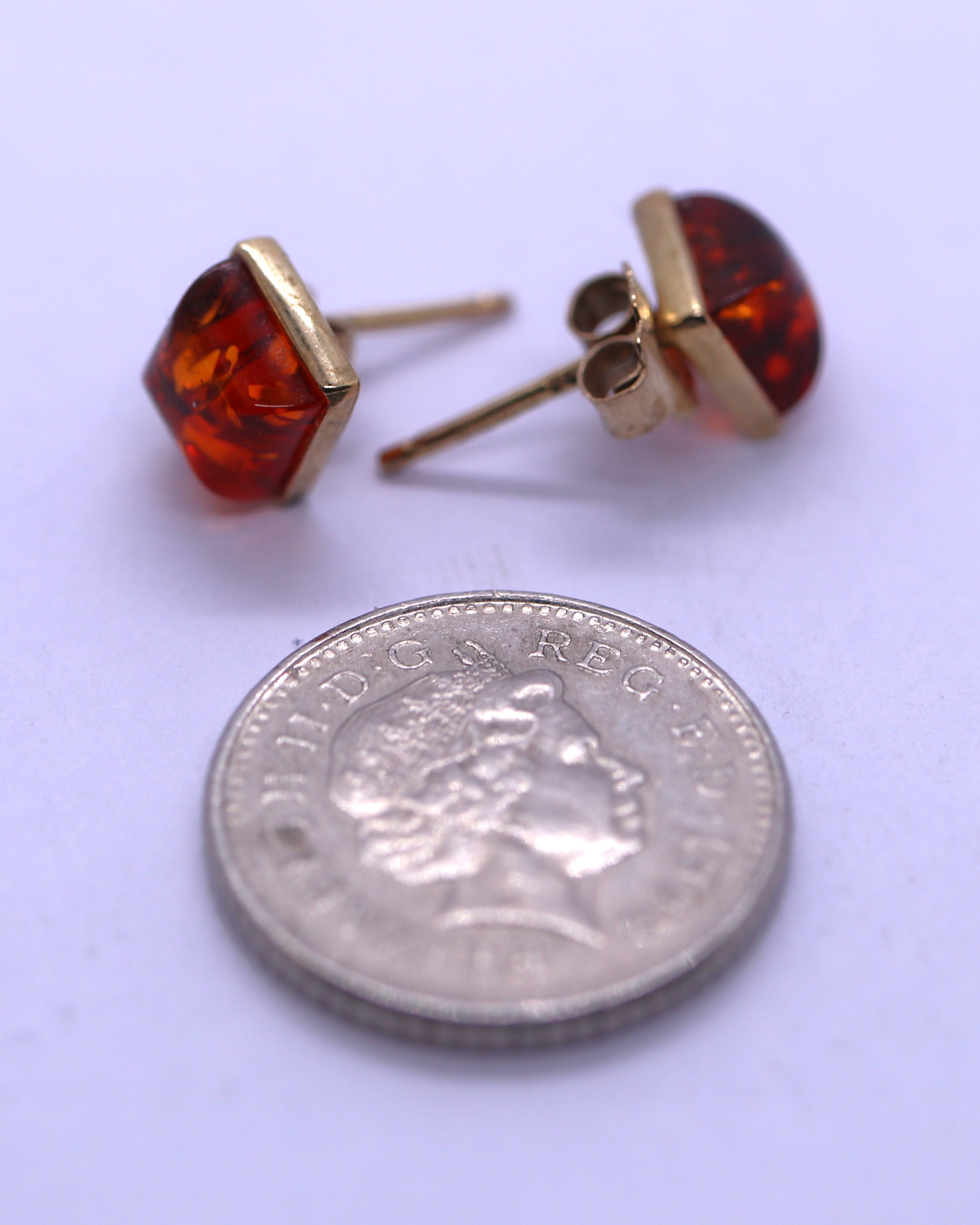 Pair of 9ct gold amber set earrings - Image 2 of 2