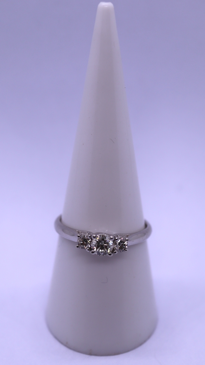 9ct white gold 3 stone diamond ring - Size O