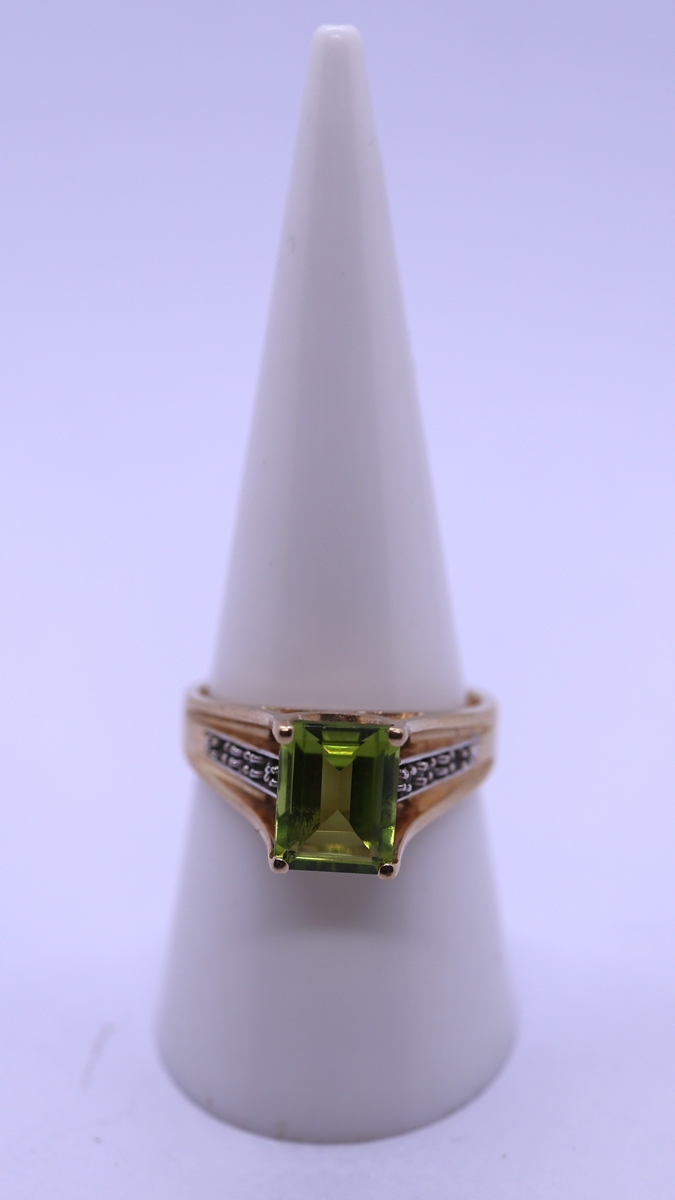 9ct gold peridot & diamond ring - Size O