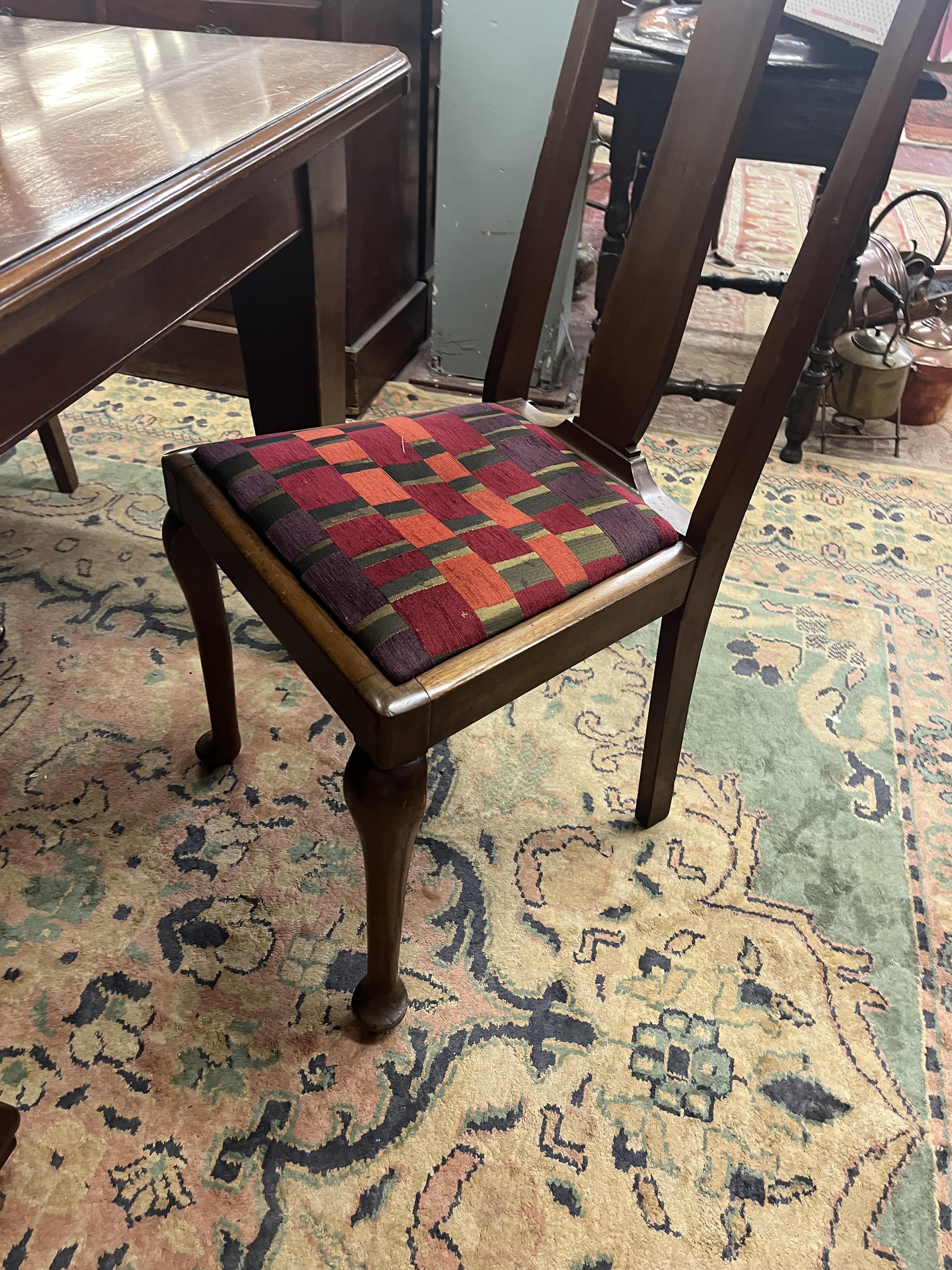 Mahogany wind out dining room table together with 6 chairs and a carver marked Piggott - Approx size - Image 4 of 8