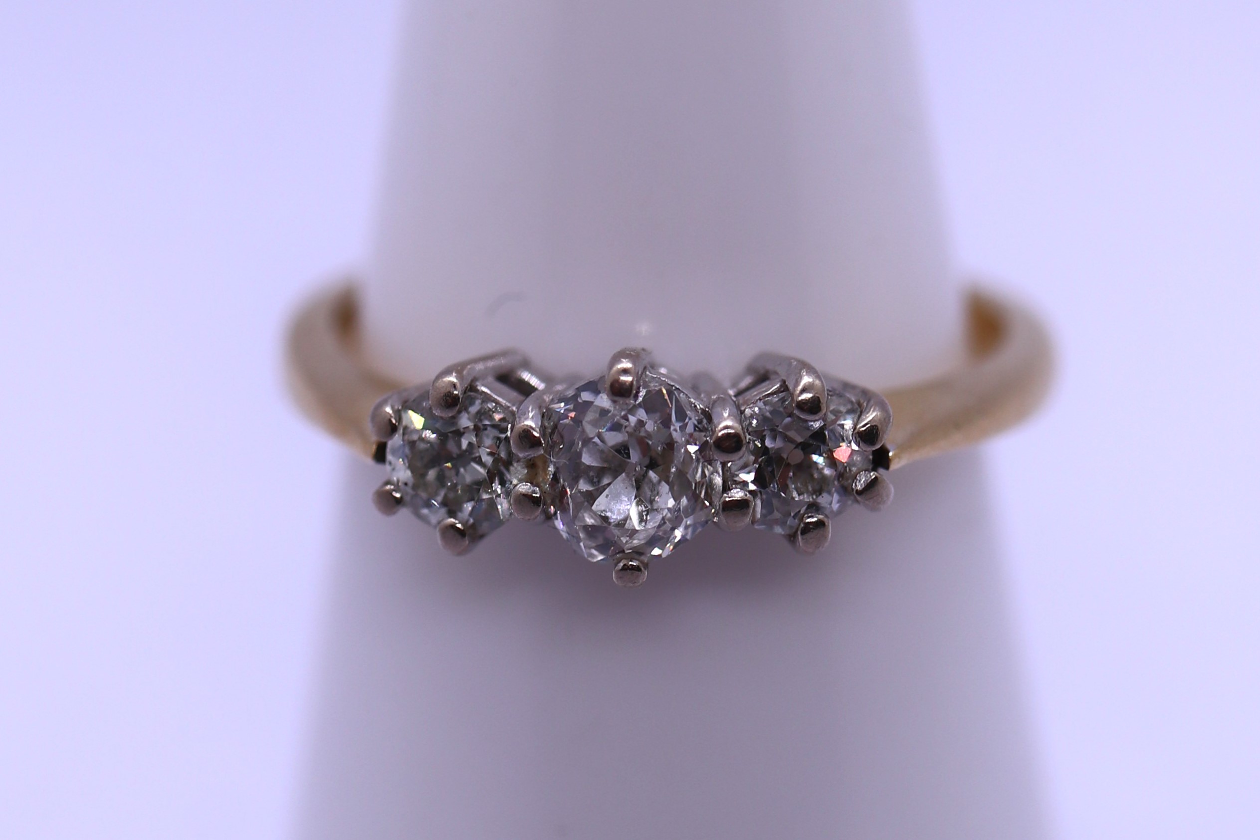 18ct gold platinum set 3 stone diamond ring - Size L - Image 3 of 3