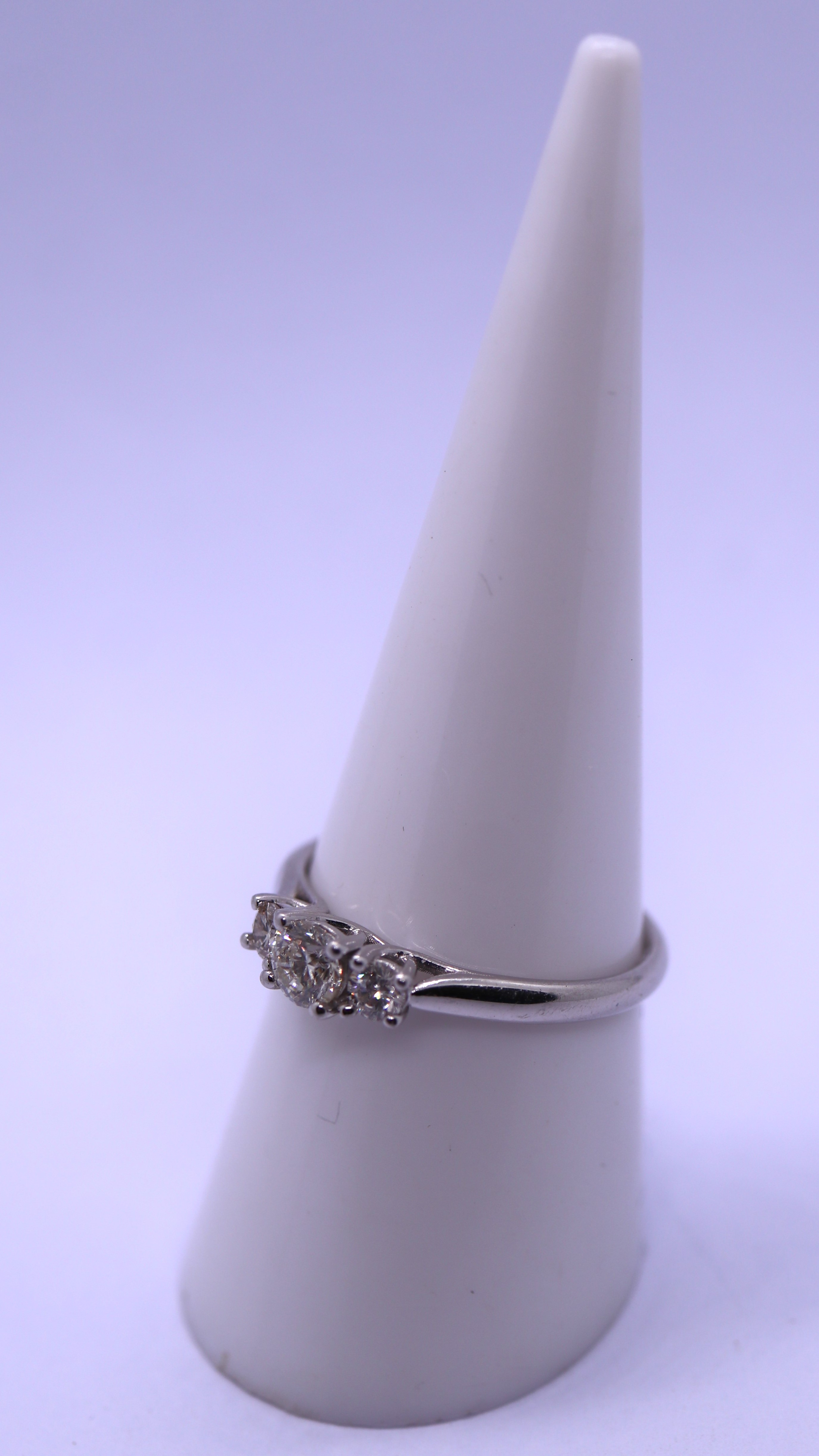 9ct white gold 3 stone diamond ring - Size O - Image 2 of 2