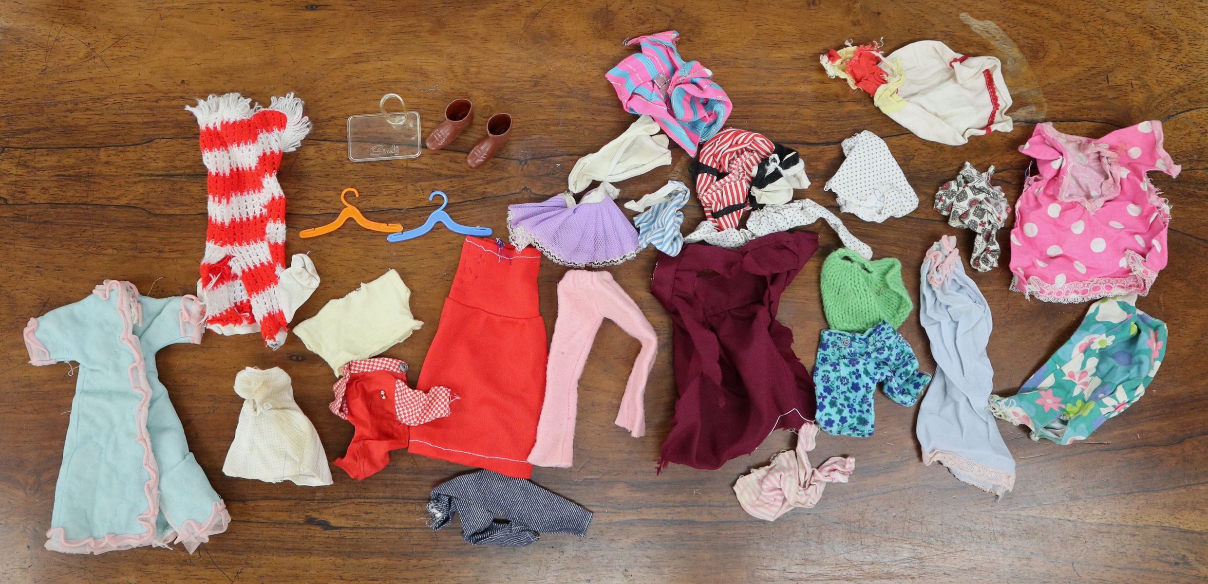 Large collection of vintage Sindy, Barbie clothes, furniture, pram etc - Bild 7 aus 7