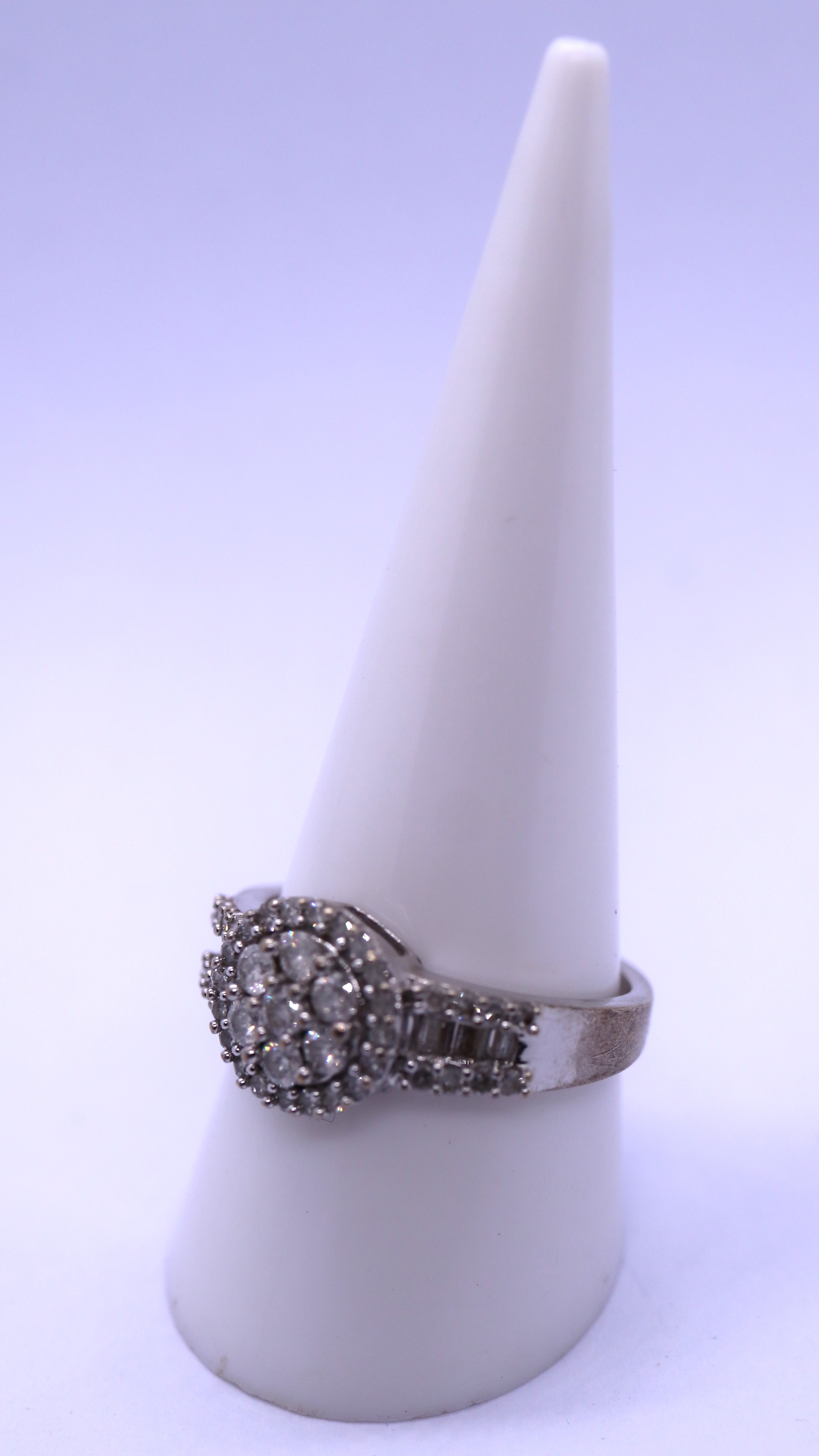 9ct white gold diamond set ring - Size R - Image 2 of 3