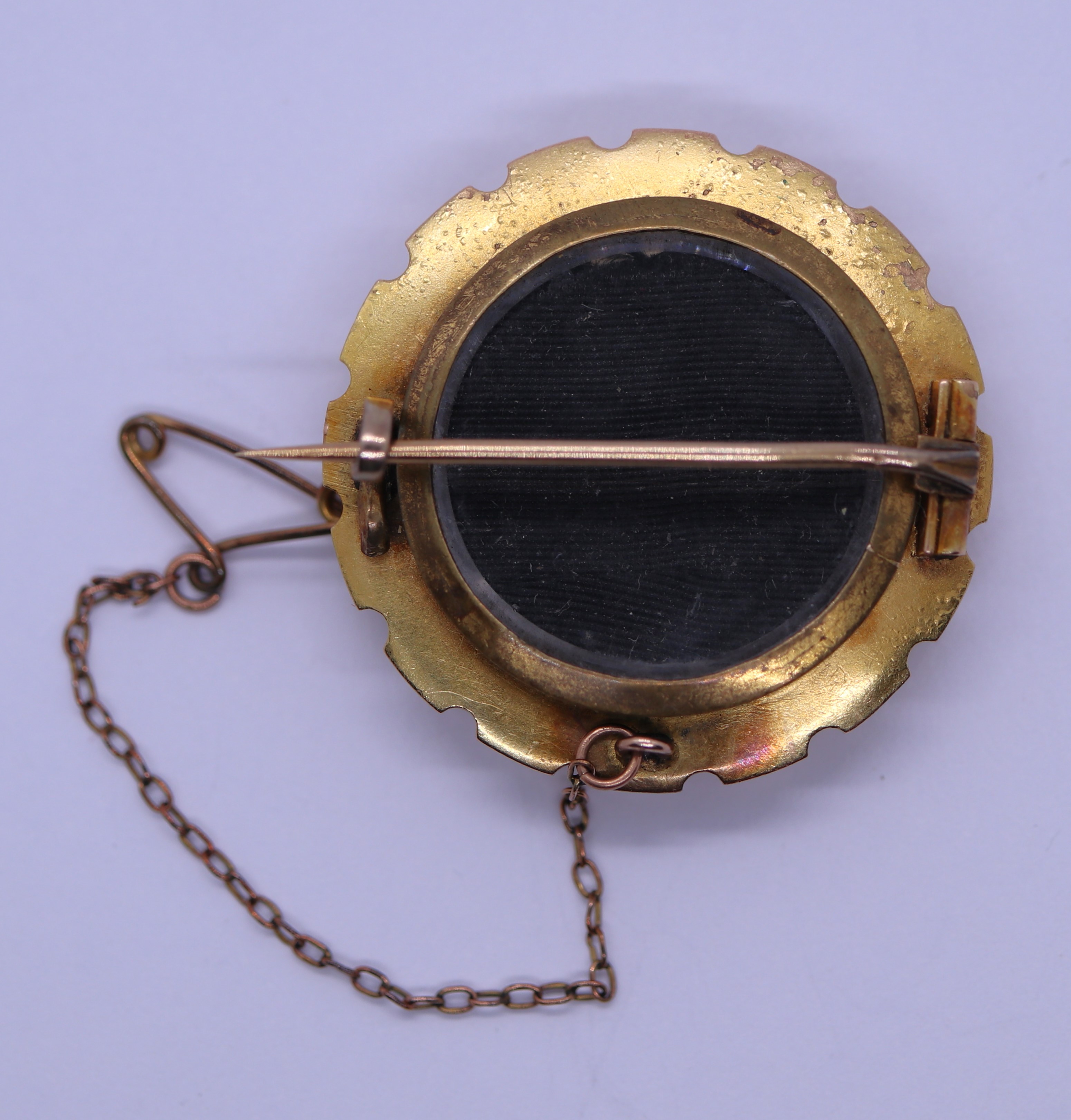 Gold mourning brooch set with a 22ct $2.5 coin dated 1873 - Gross weight 12.2g - Image 4 of 4