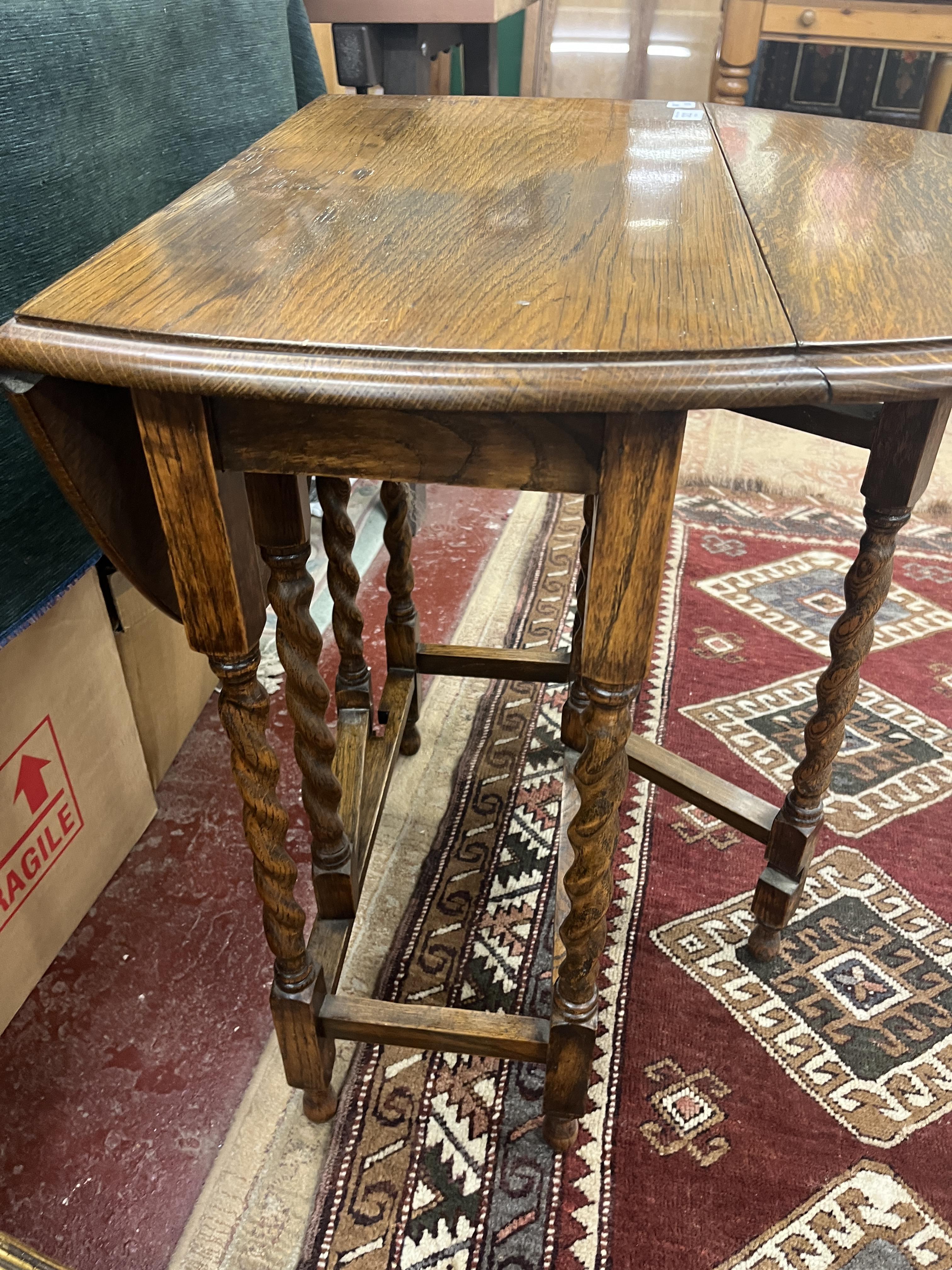 Small oak barley twist gate leg table - Image 4 of 4