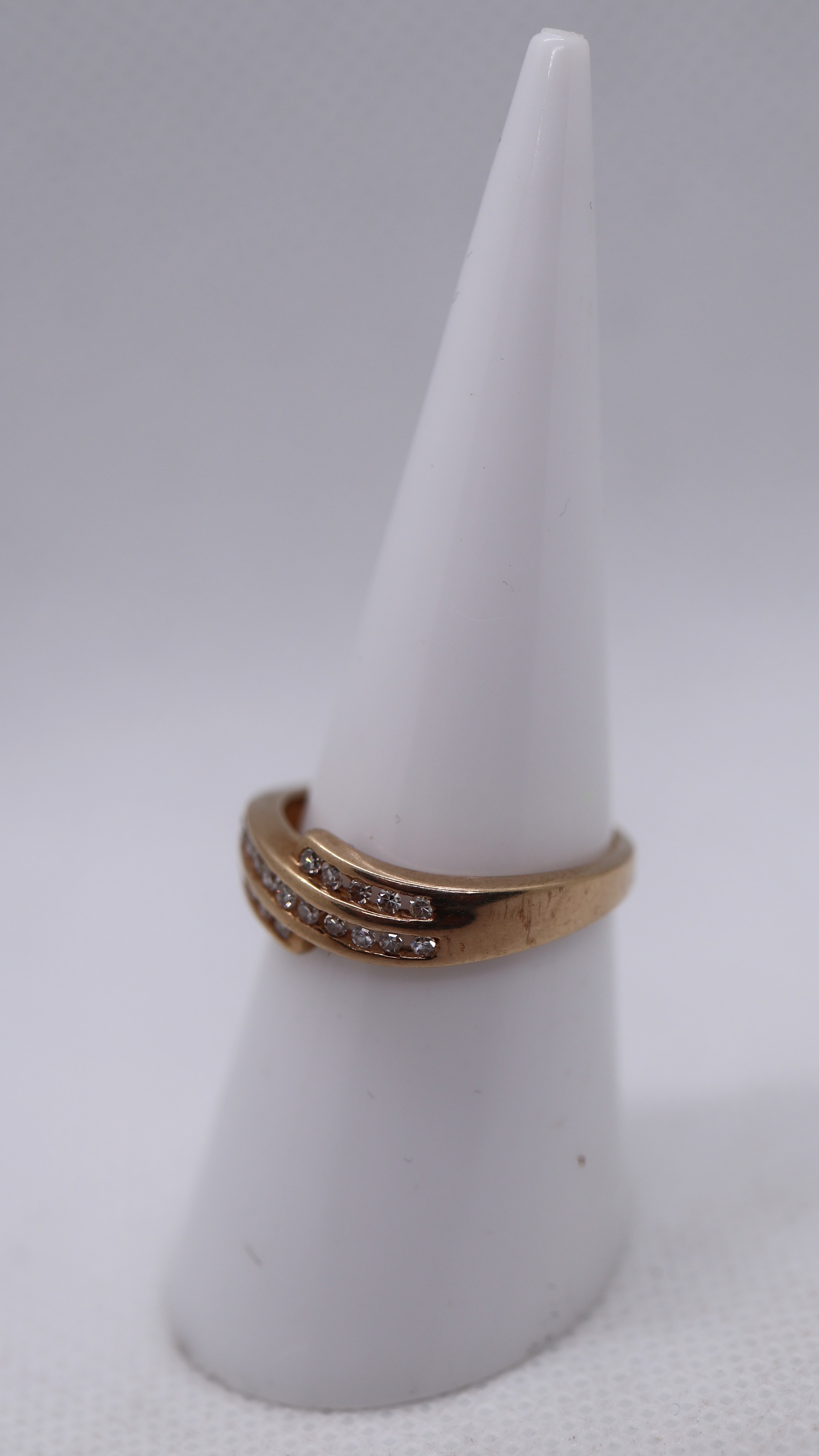 9ct gold channel set diamond ring - Size M - Image 2 of 3