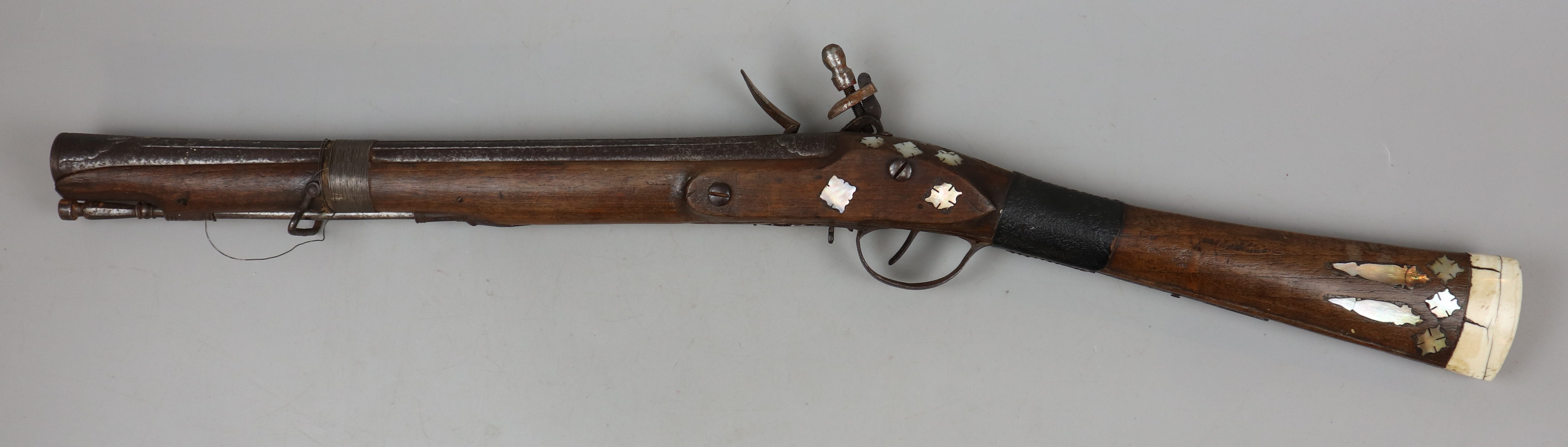 Antique blunderbuss inlaid with mother of pearl - Image 2 of 4