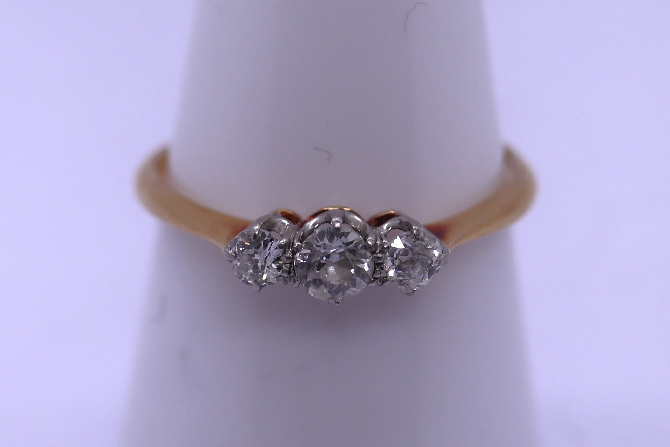 18ct 3 stone diamond ring - Size O - Image 3 of 3