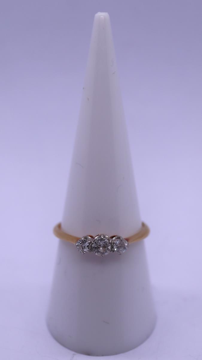 18ct 3 stone diamond ring - Size O