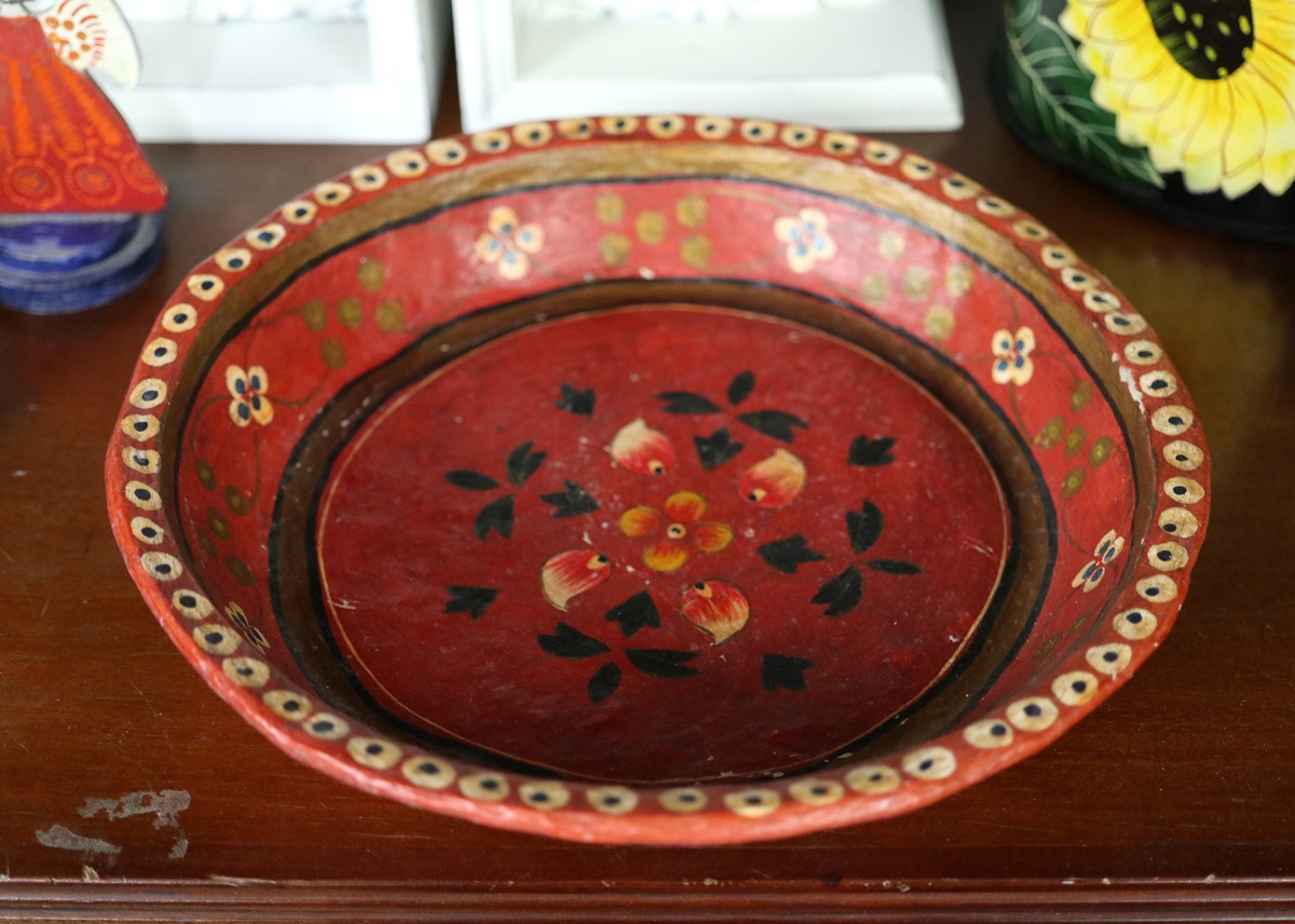 Collection of decorative painted items to include papier-mache bowl, wooden ducks etc. - Image 5 of 7