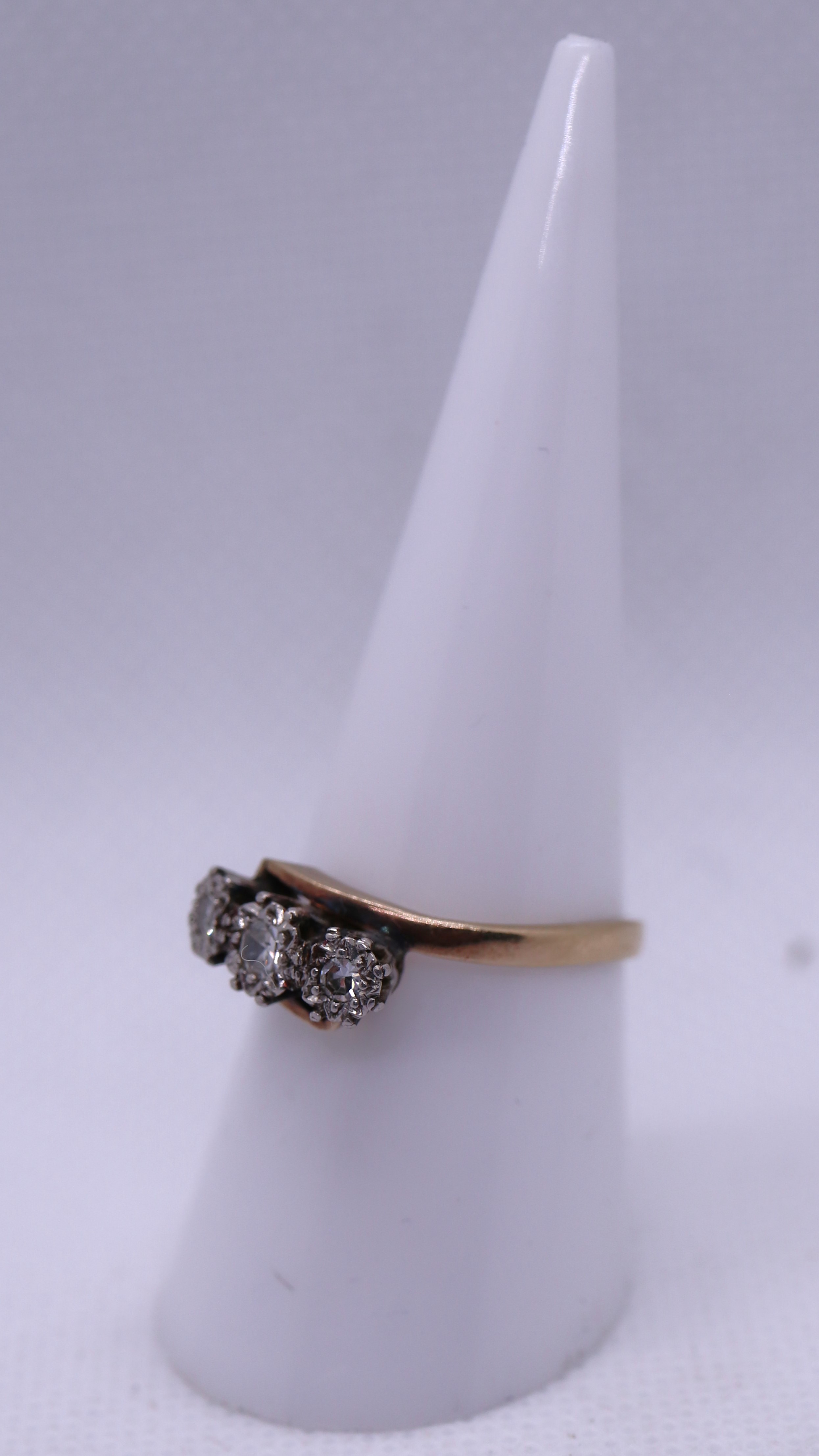 9ct gold 3 stone diamond ring - Size P - Image 2 of 3