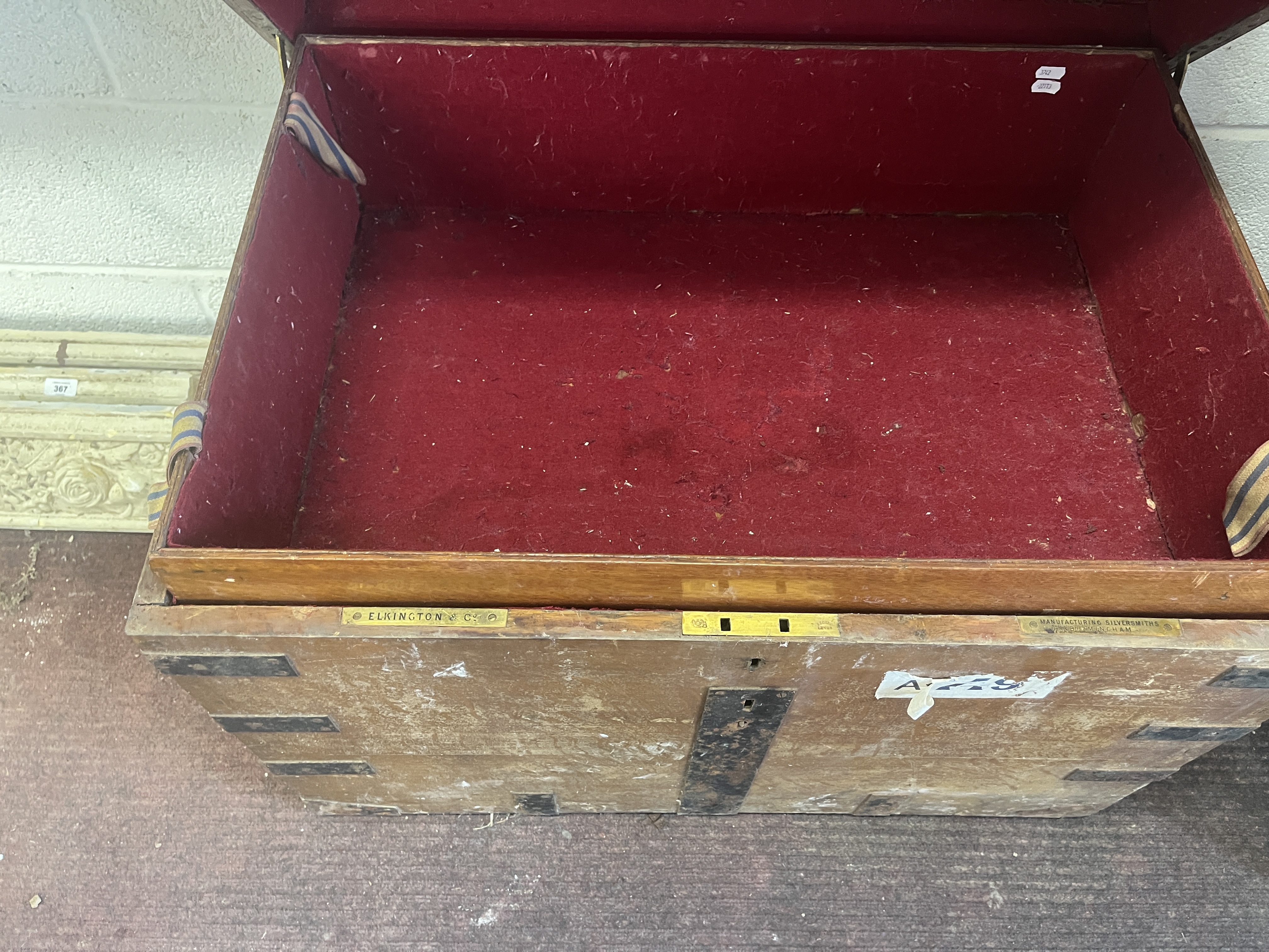 Large Elkington & Co Silversmiths lock box - Approx size: W: 81cm D: 57cm H: 57cm - Image 2 of 5