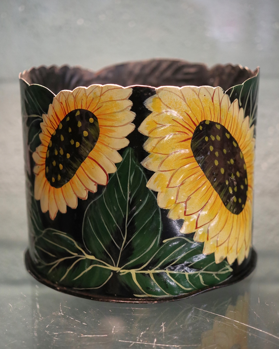 Collection of decorative painted items to include papier-mache bowl, wooden ducks etc. - Image 4 of 7