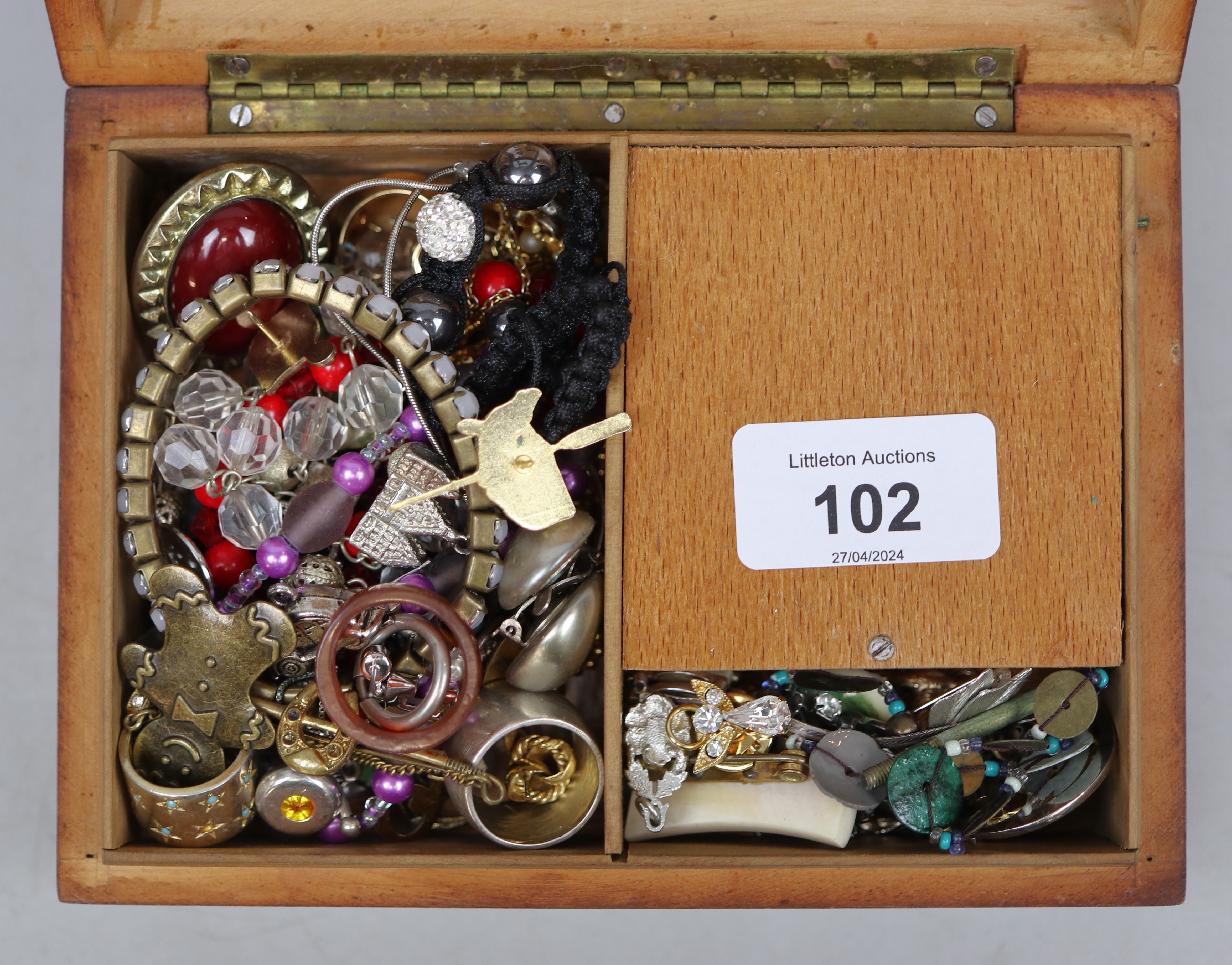Collection of jewellery in musical box - Image 2 of 2