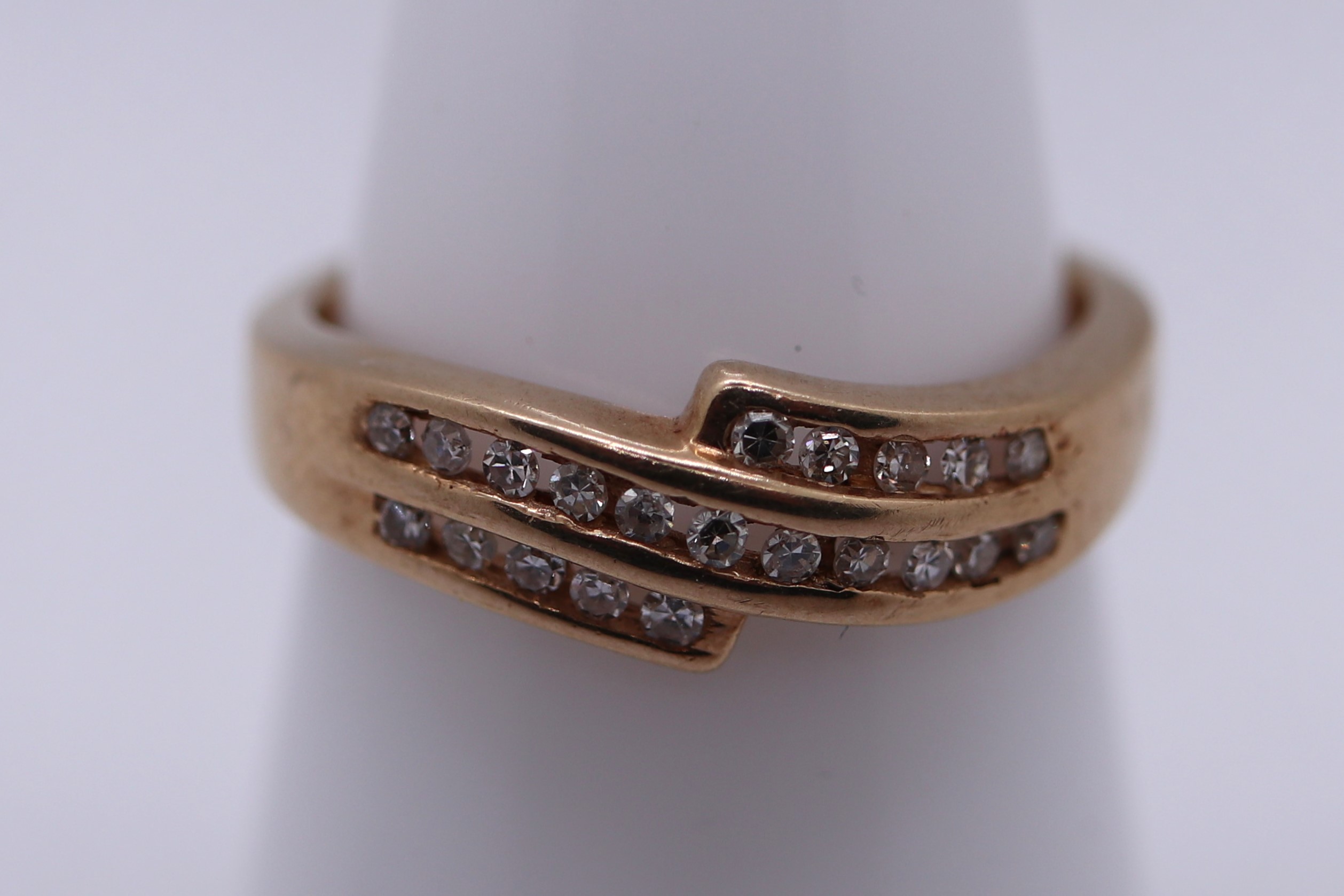 9ct gold channel set diamond ring - Size M - Image 3 of 3