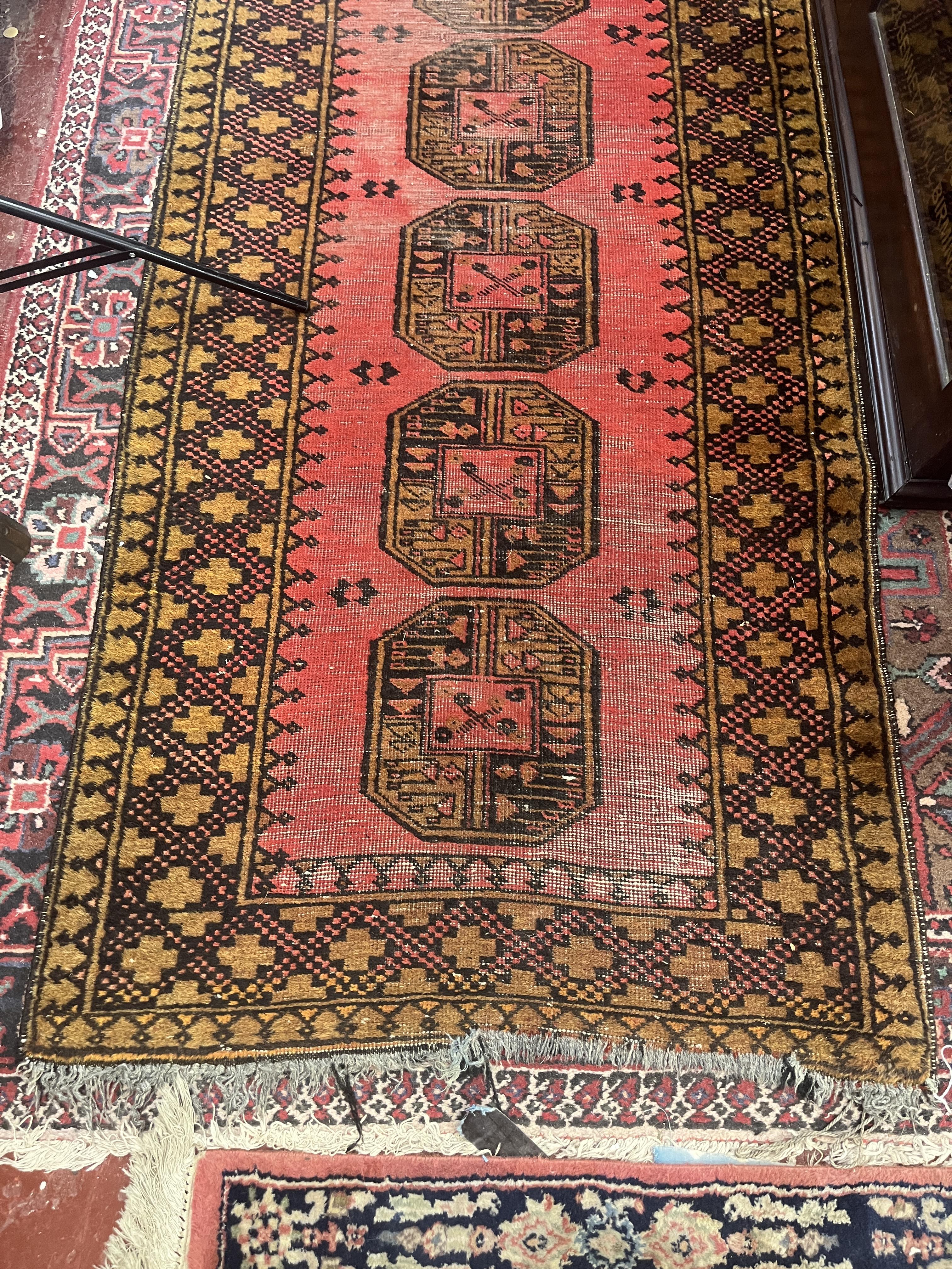 Large red patterned runner - Approx size: 300cm x 89cm - Image 2 of 4
