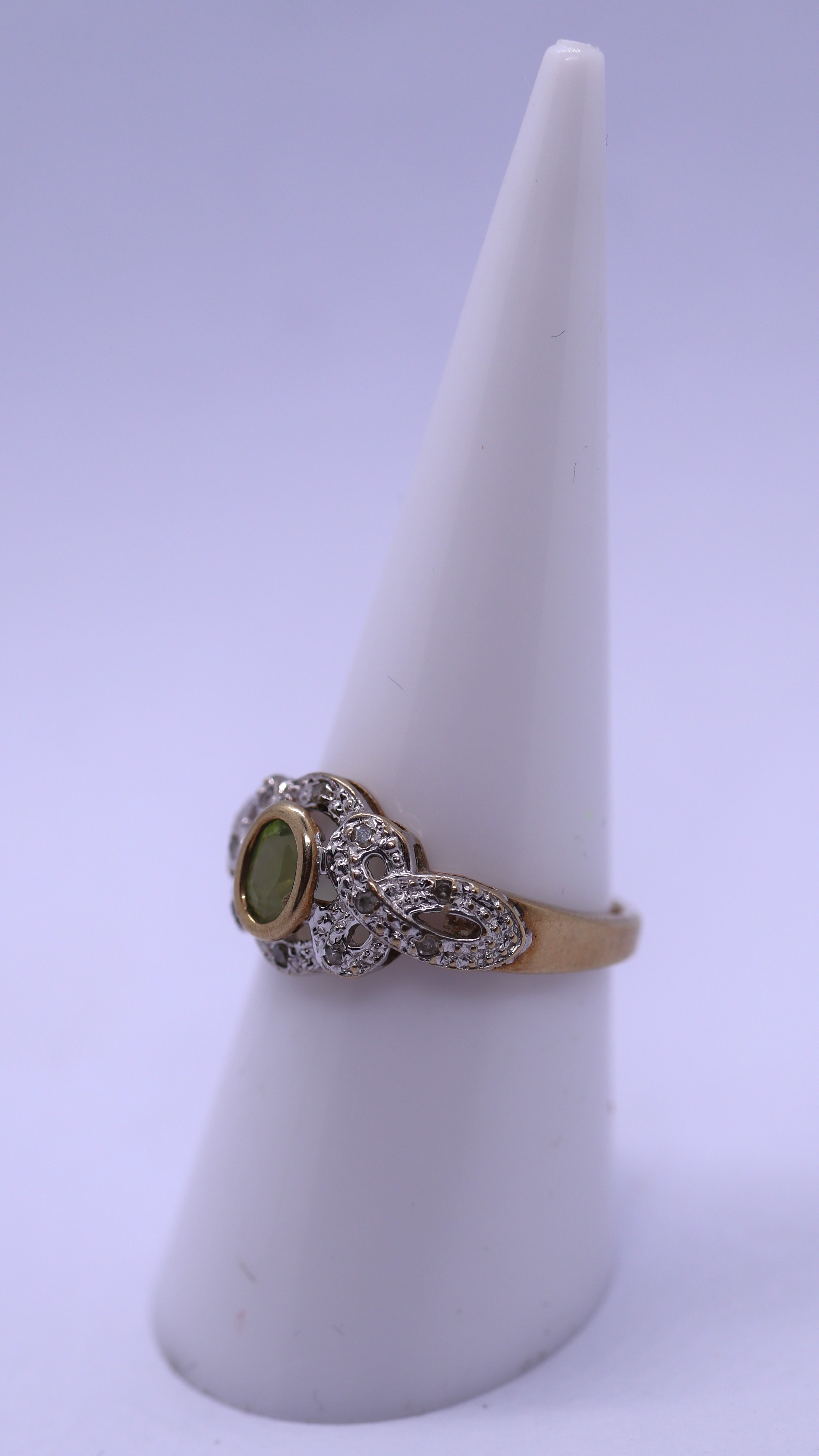 9ct gold peridot and diamond ring - Size N - Image 2 of 3