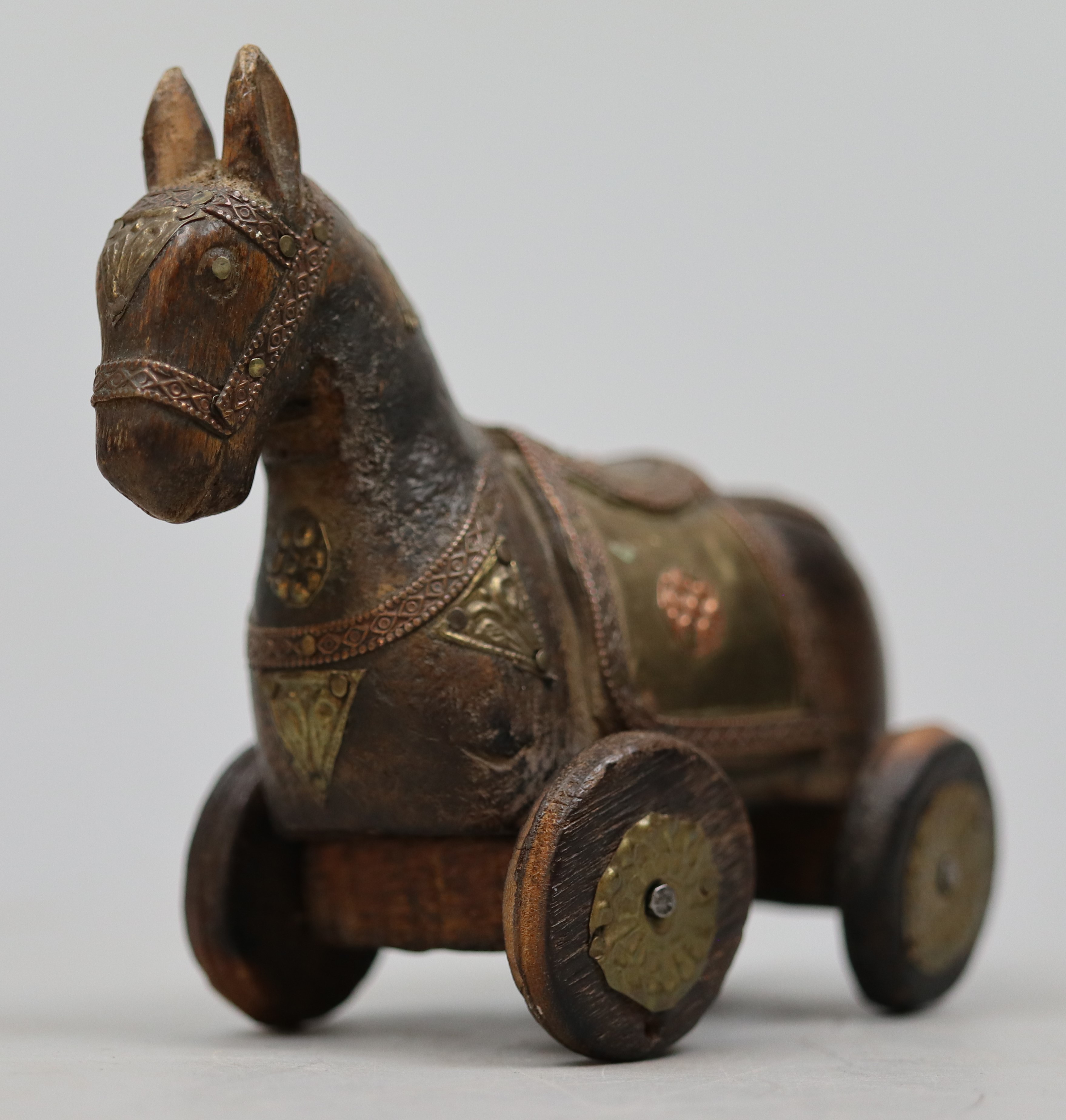 Vintage carved wooden Rajasthani horse on wheels - Image 3 of 4