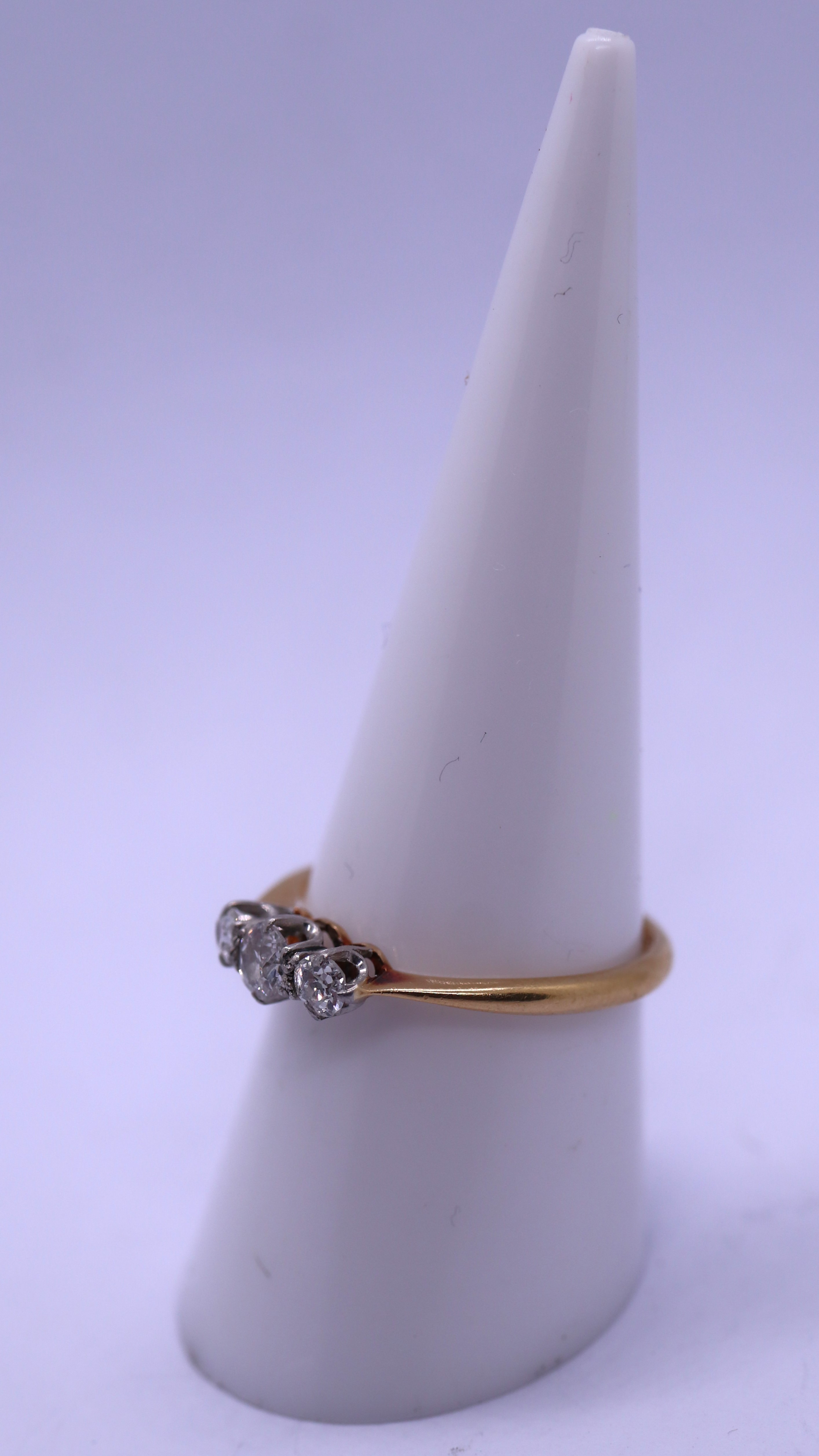 18ct 3 stone diamond ring - Size O - Image 2 of 3