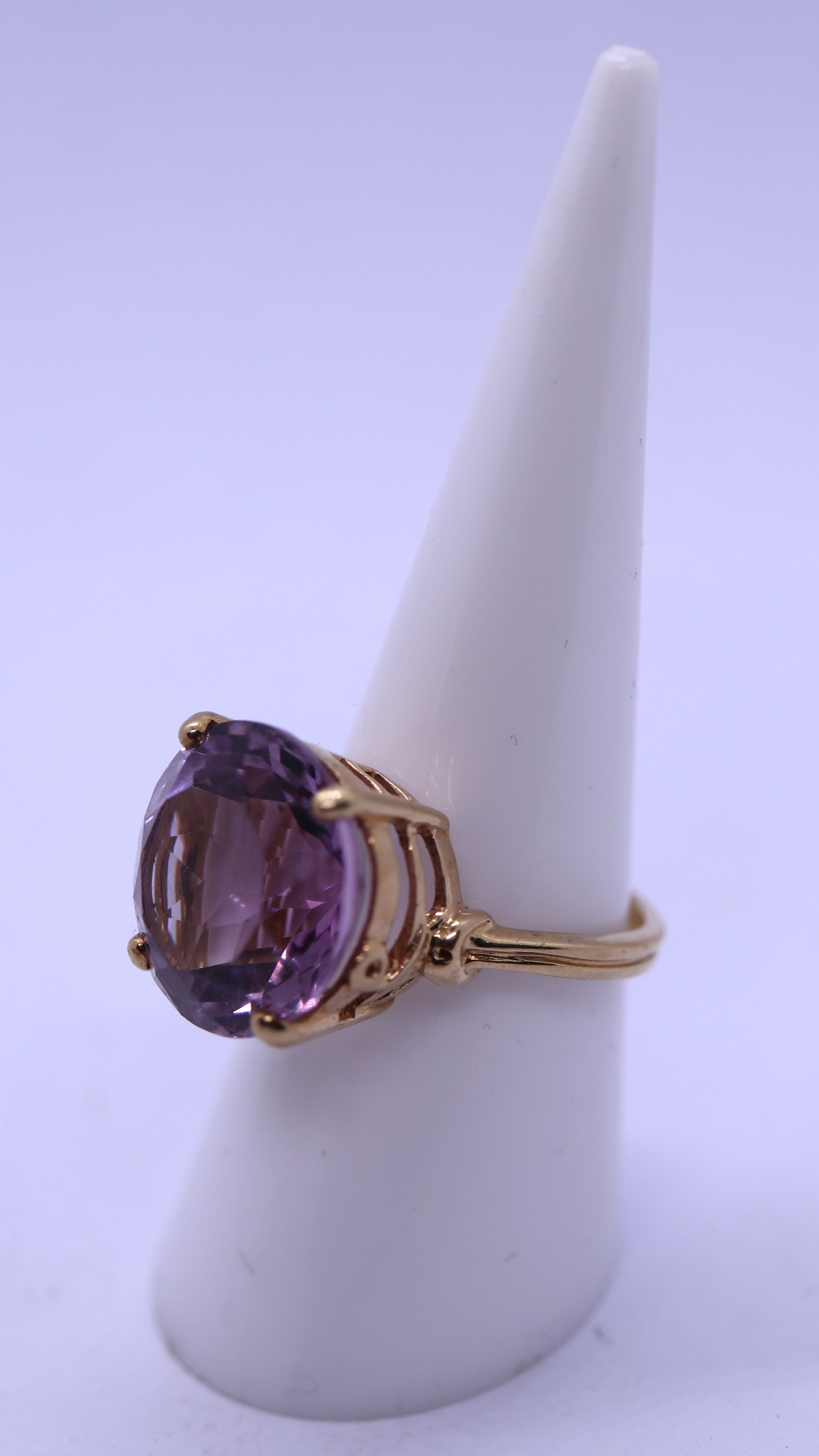 9ct gold large amethyst set ring - Size N - Image 2 of 3
