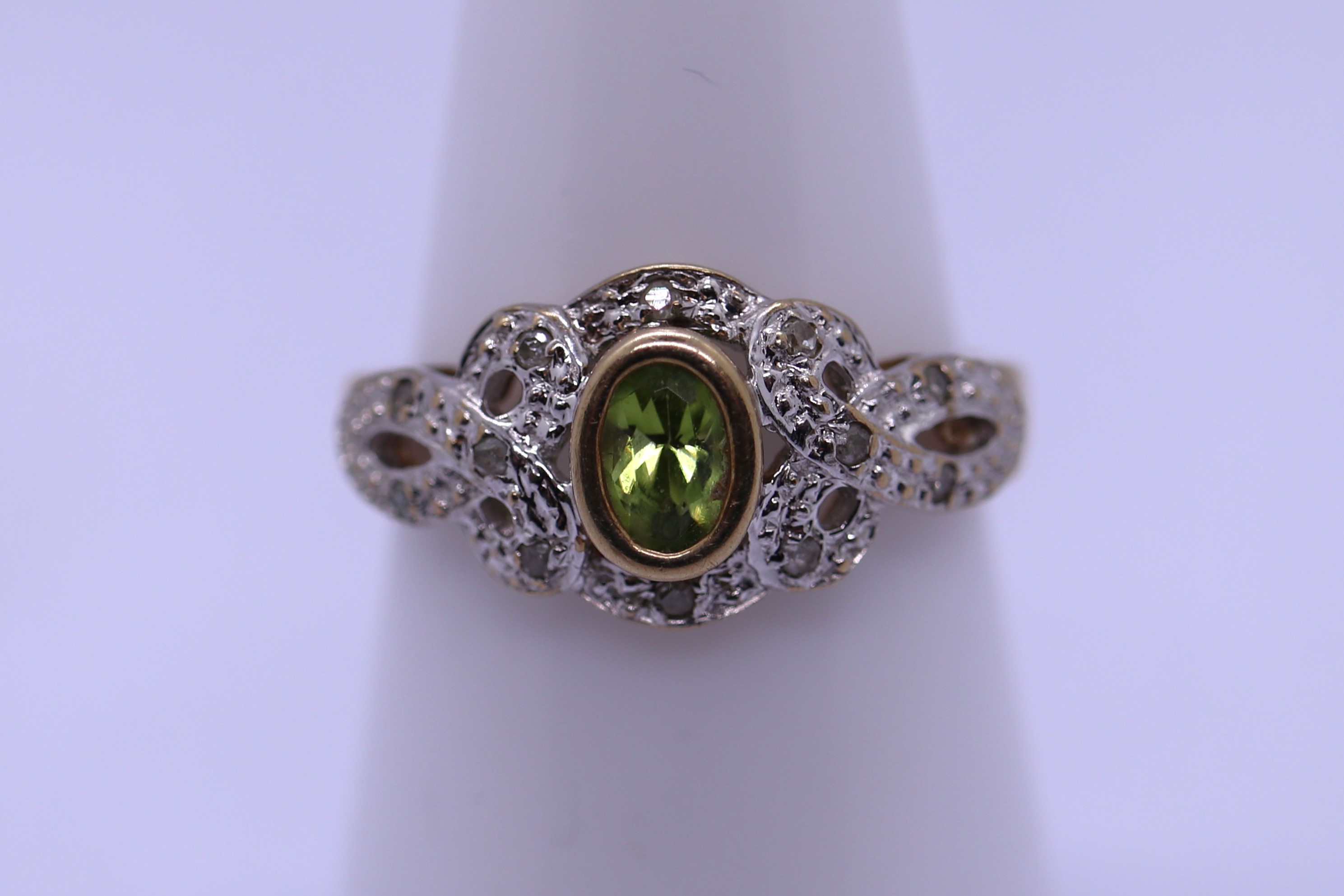 9ct gold peridot and diamond ring - Size N - Image 3 of 3