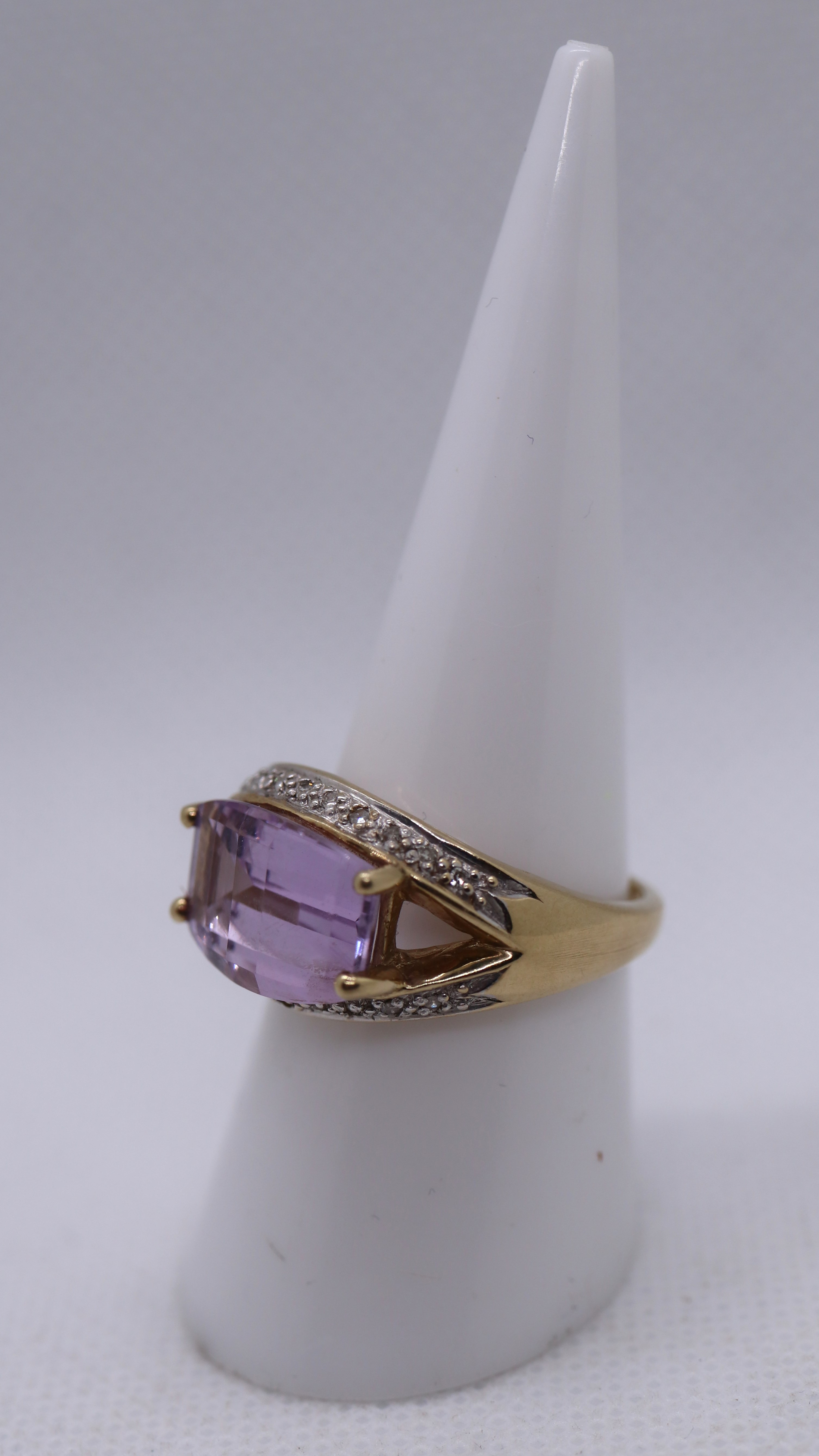9ct gold amethyst and diamond ring - Size O - Image 2 of 3