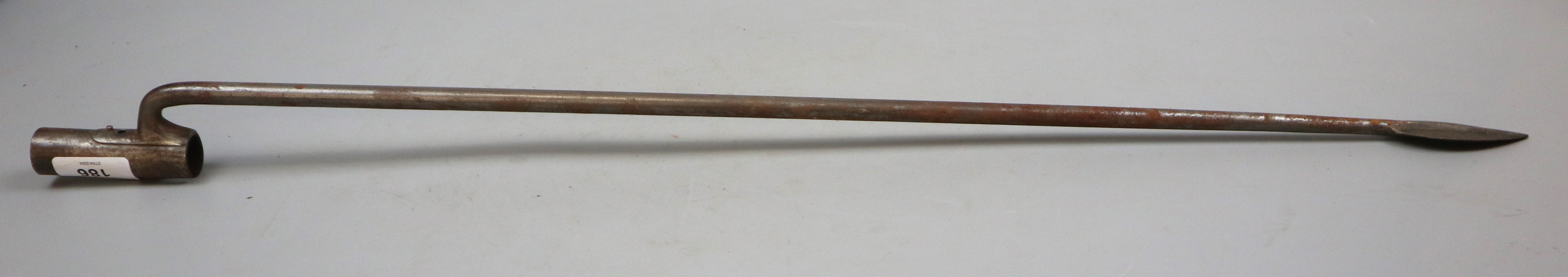 Spear pointed bayonet - Image 2 of 4