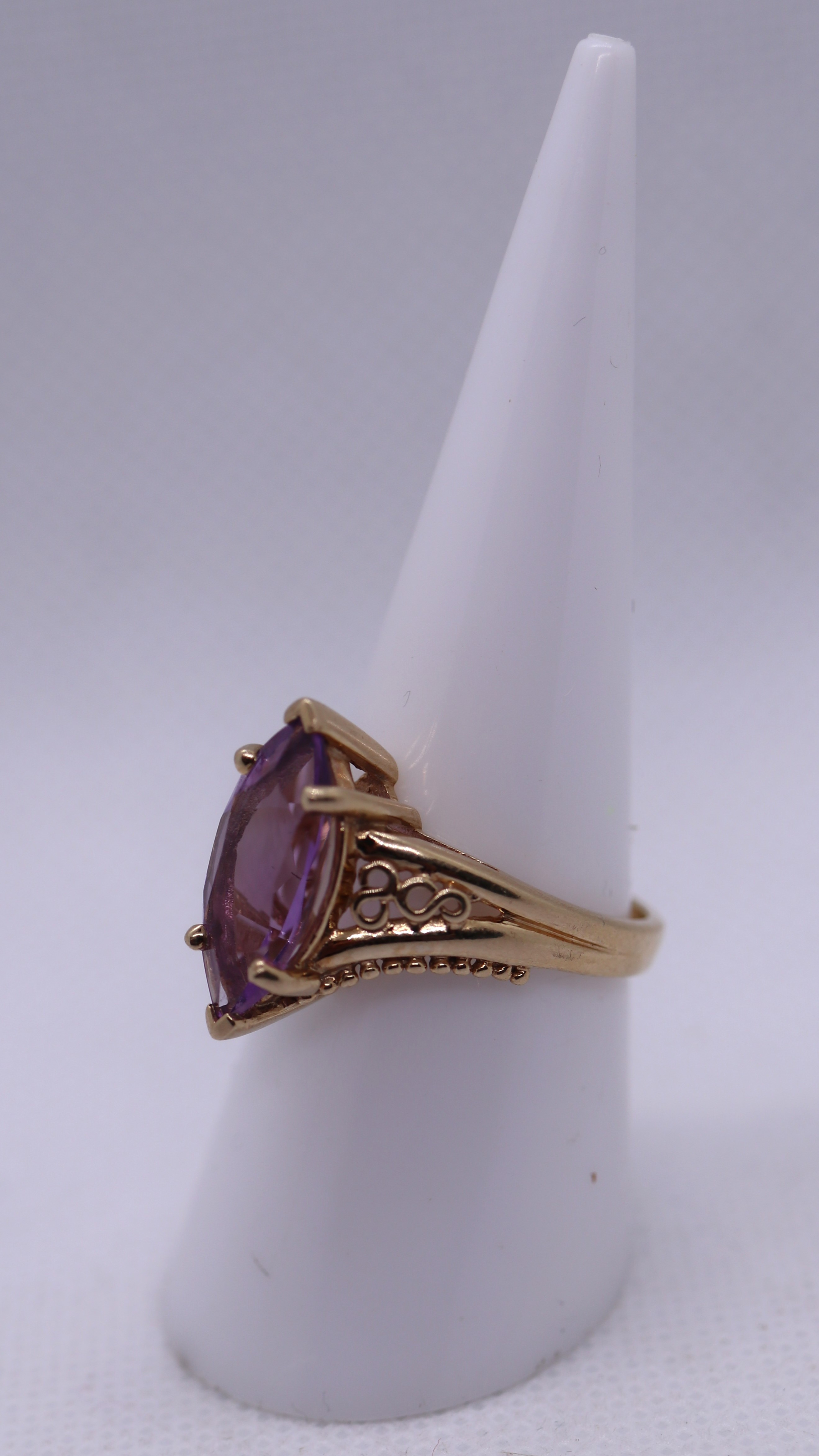 9ct gold amethyst set ring - Size N - Image 2 of 3
