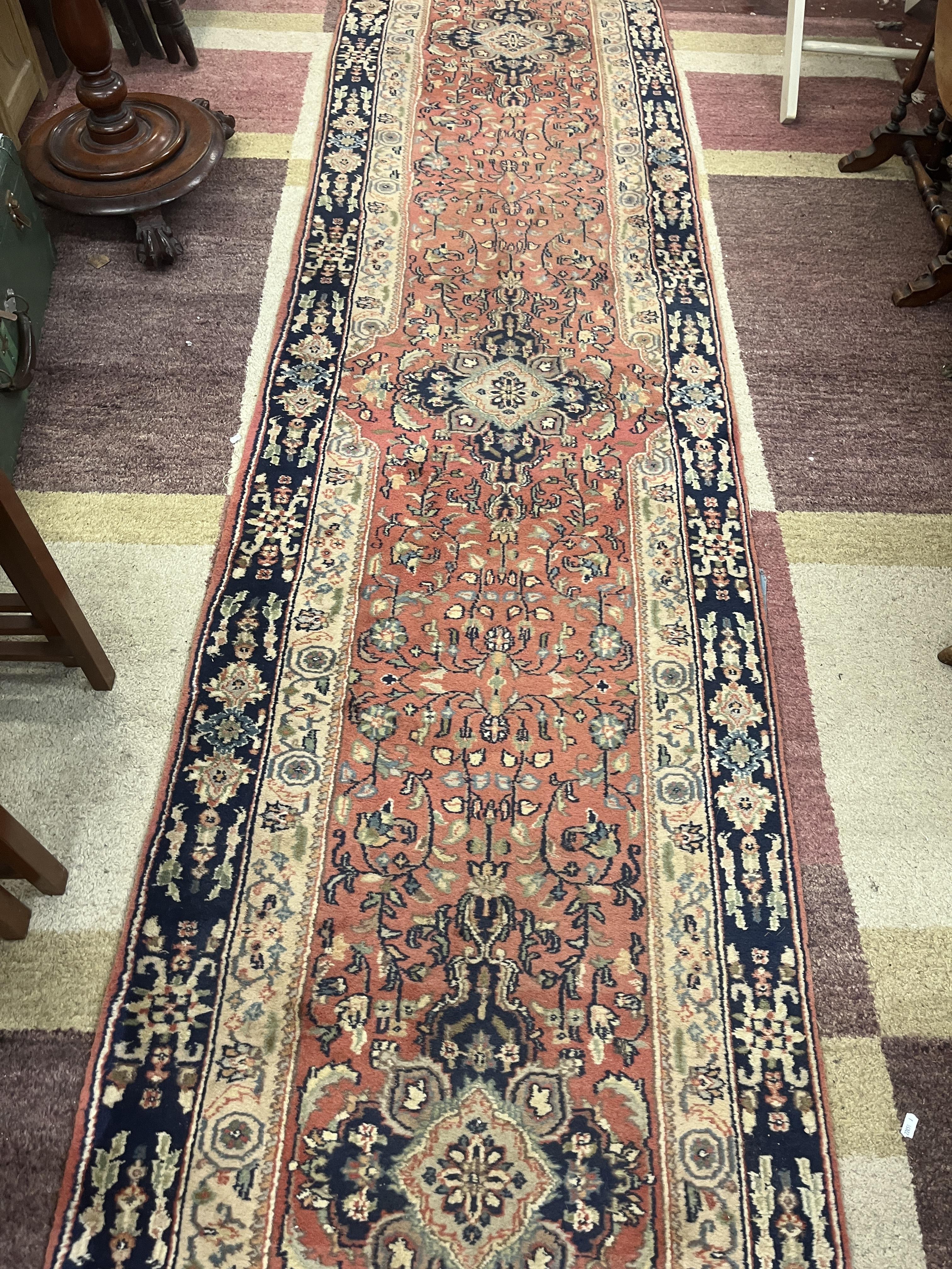 Large red patterned runner - Approx size: 620cm x 78cm - Image 5 of 7