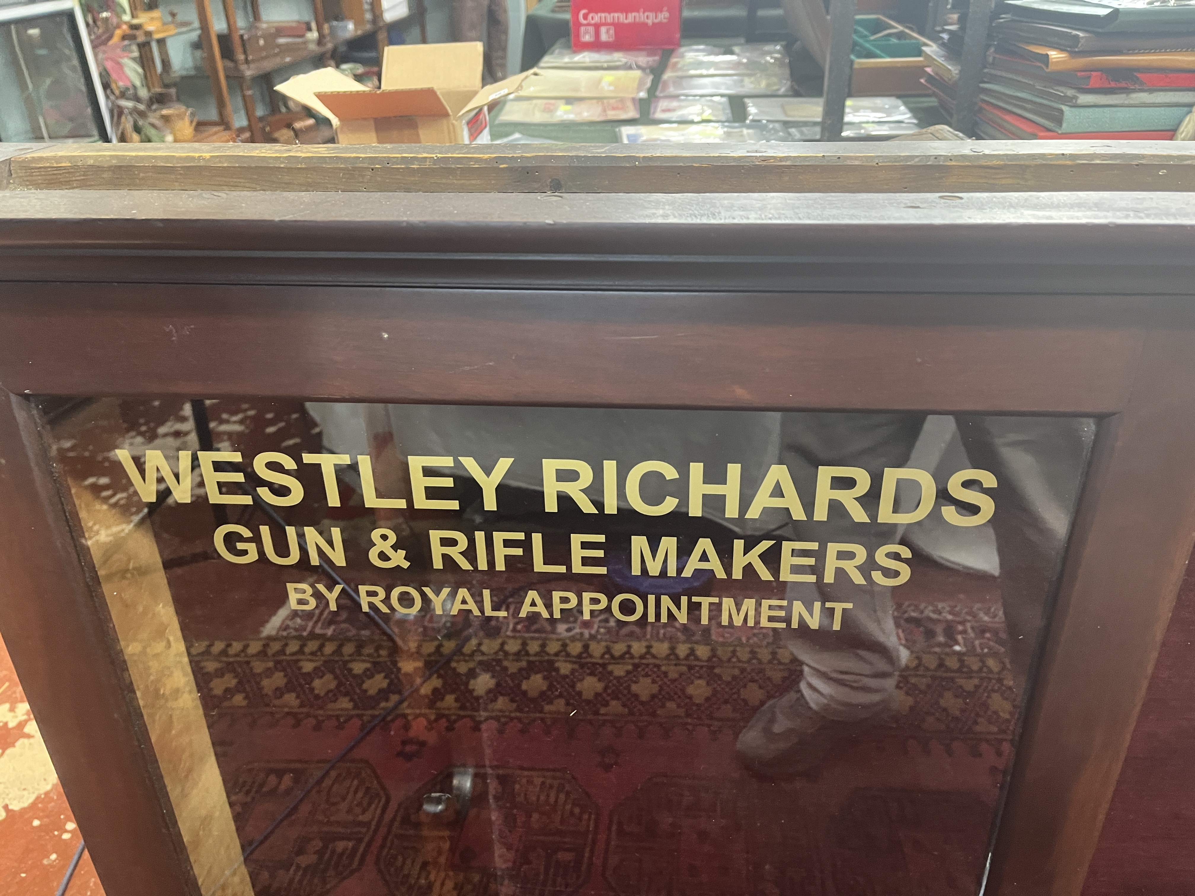 Antique gun cabinet - Approx size: W: 139cm D: 19cm H: 95cm - Image 3 of 4