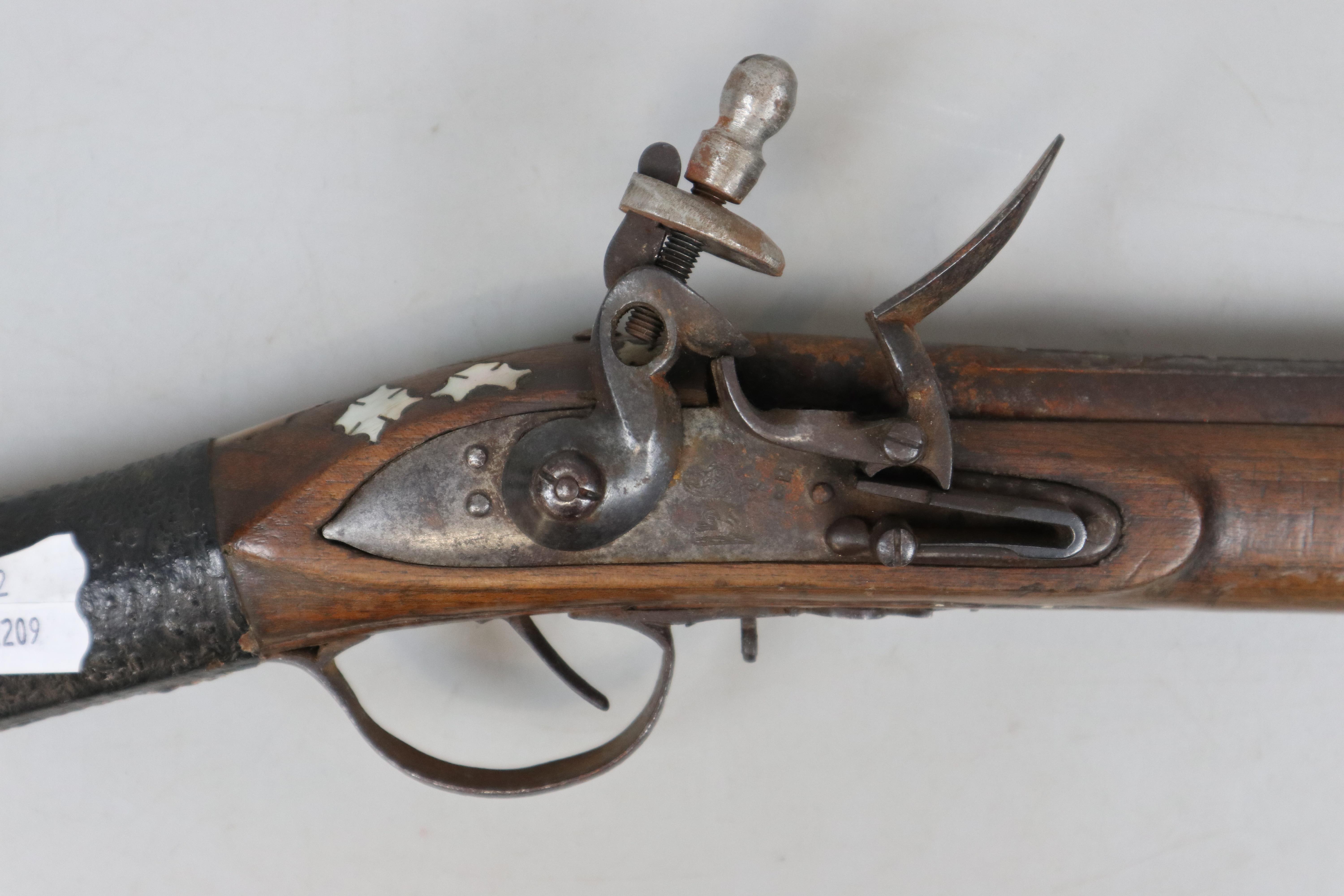 Antique blunderbuss inlaid with mother of pearl - Image 3 of 4
