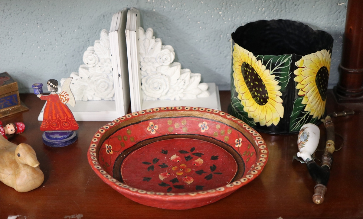 Collection of decorative painted items to include papier-mache bowl, wooden ducks etc. - Image 7 of 7