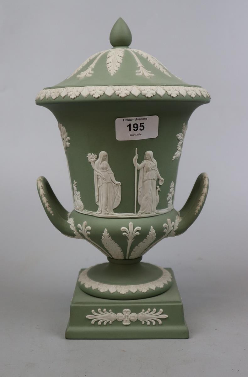 Large green Wedgwood urn - Approx height: 30cm
