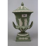 Large green Wedgwood urn - Approx height: 30cm