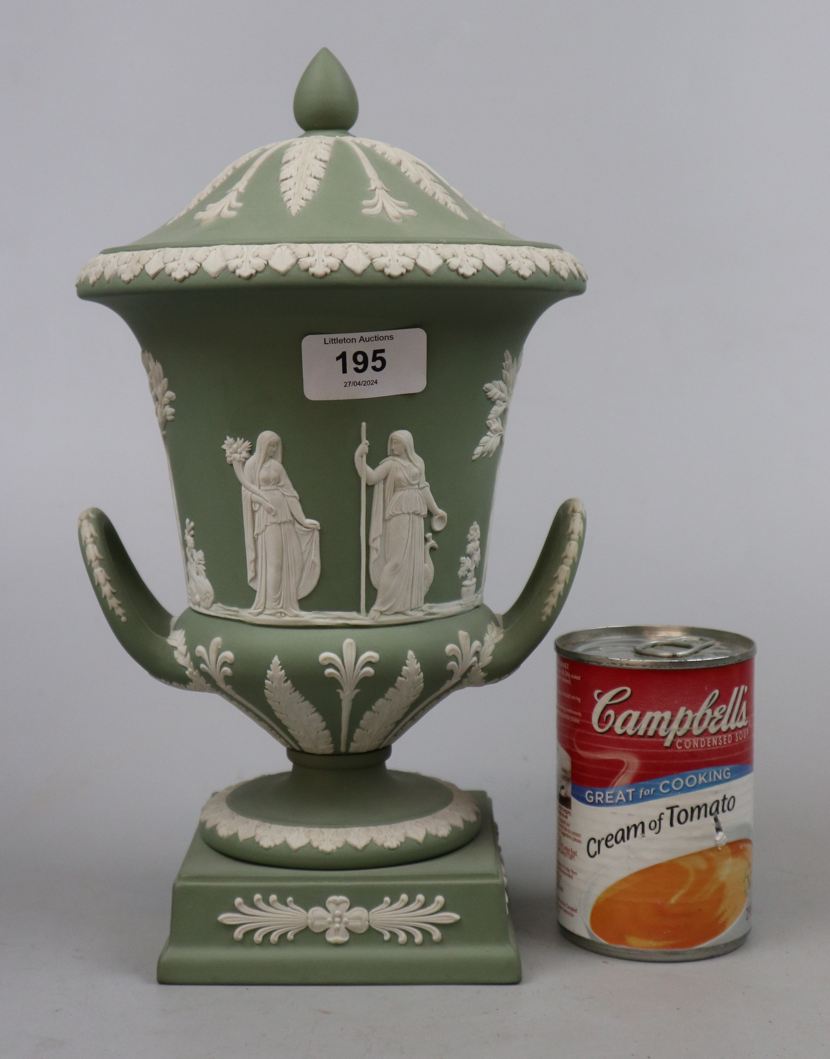 Large green Wedgwood urn - Approx height: 30cm - Image 2 of 4