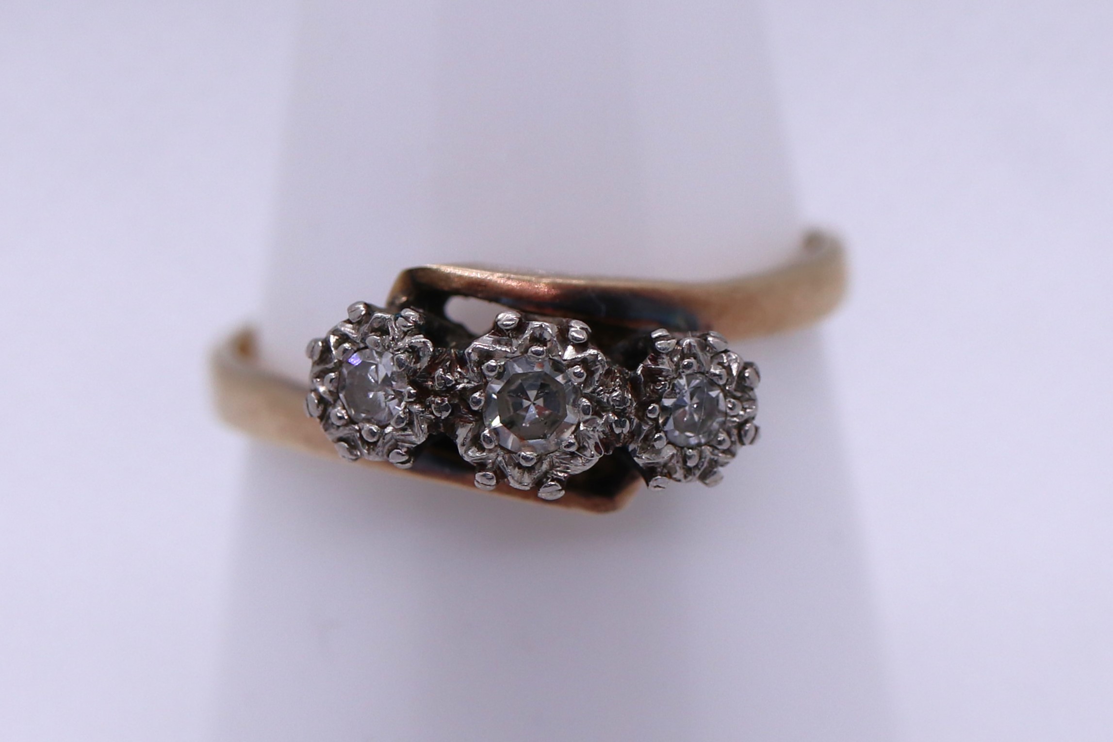 9ct gold 3 stone diamond ring - Size P - Image 3 of 3