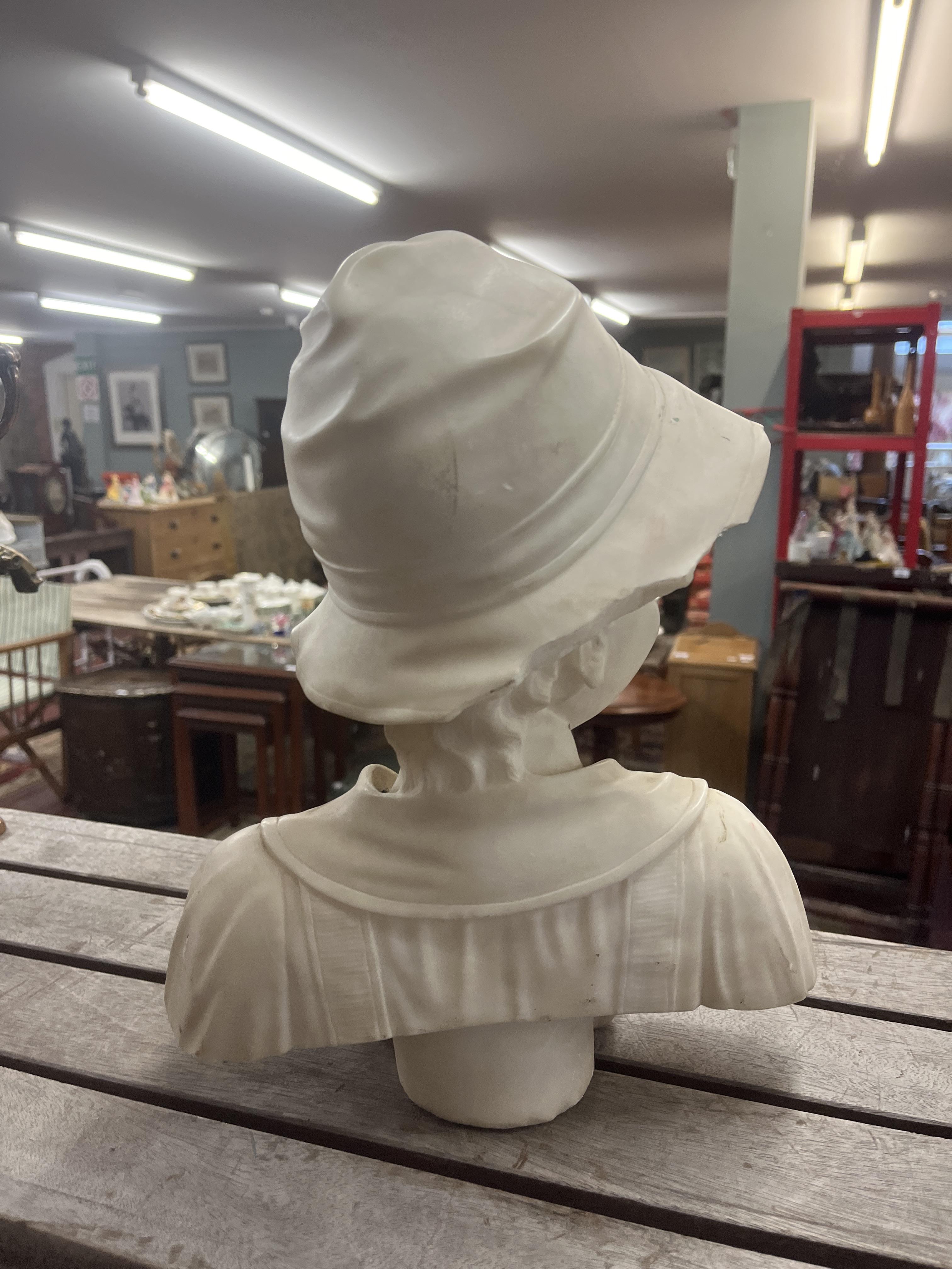 Marble bust of boy wearing a hat - Approx height: 32cm - Image 3 of 3