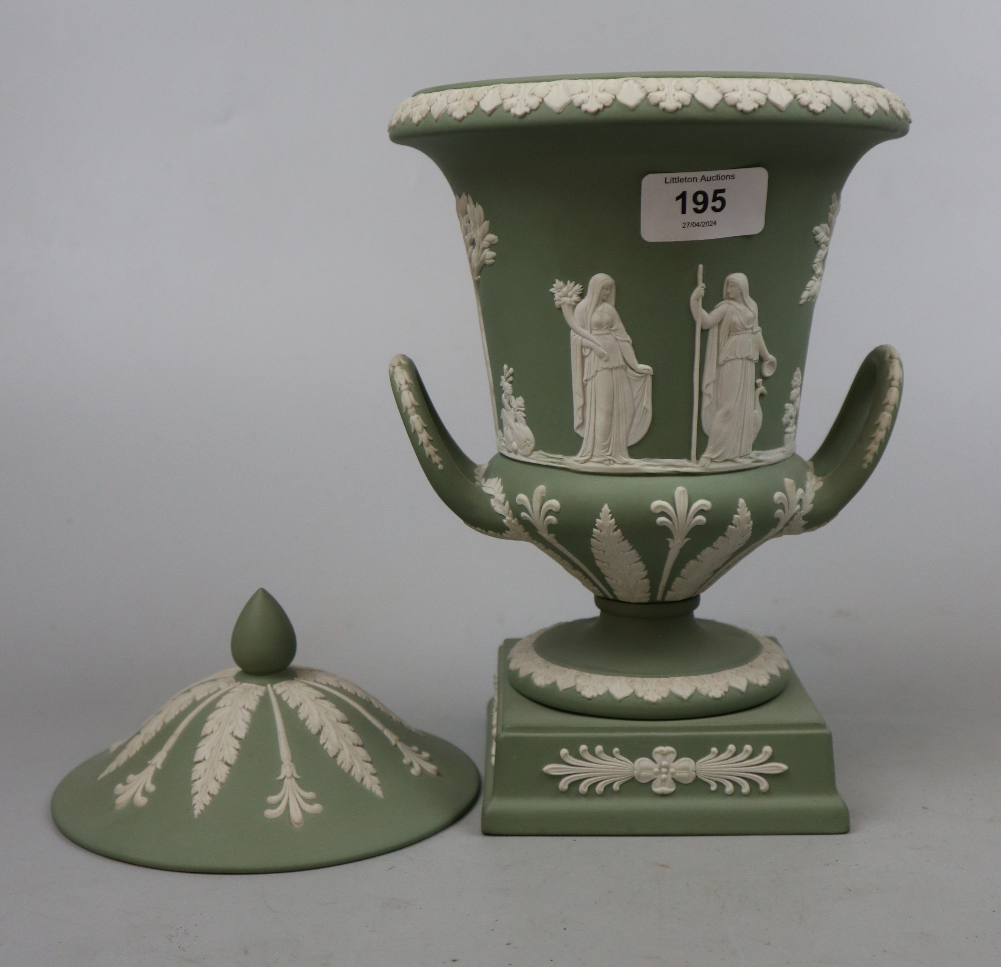 Large green Wedgwood urn - Approx height: 30cm - Image 3 of 4