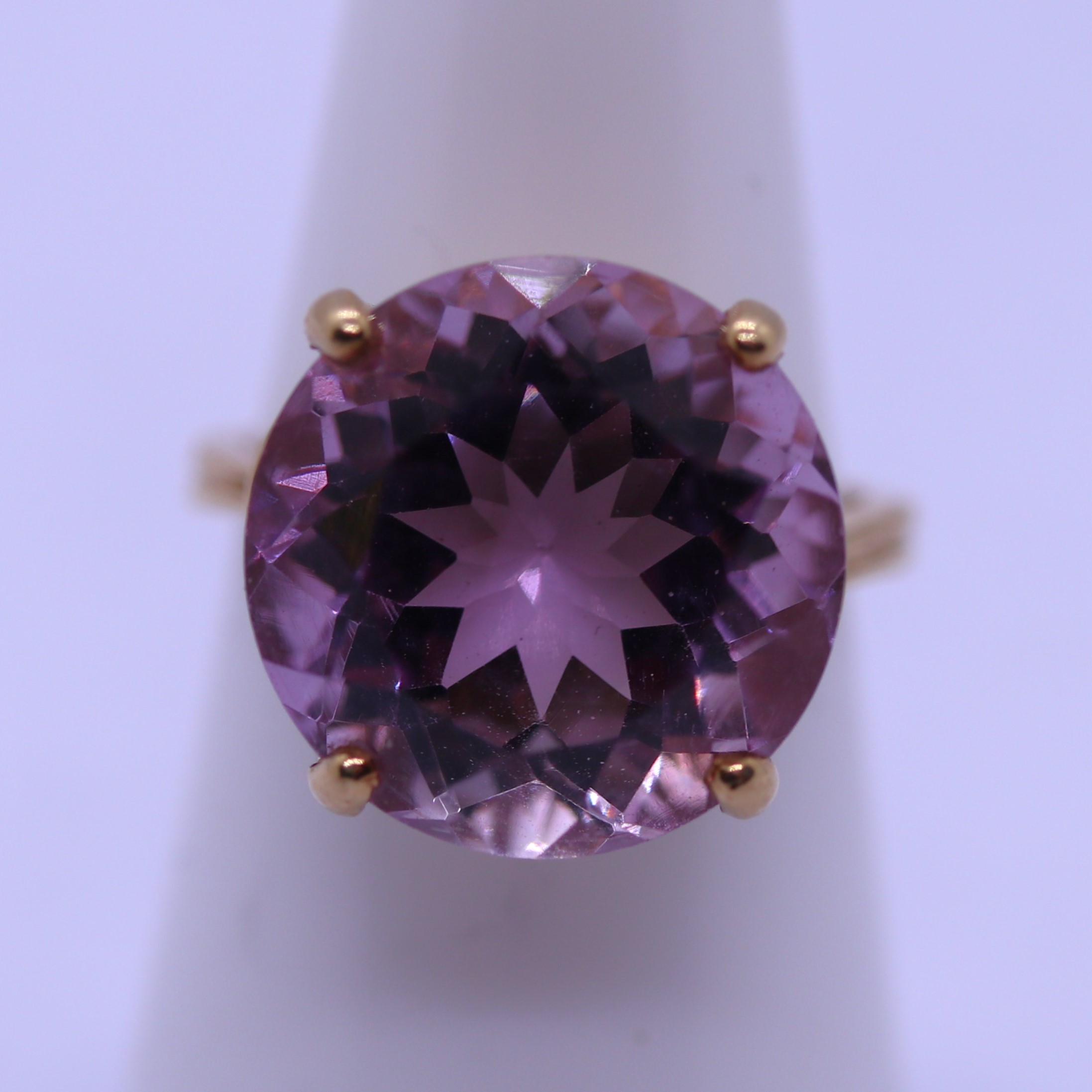 9ct gold large amethyst set ring - Size N - Image 3 of 3