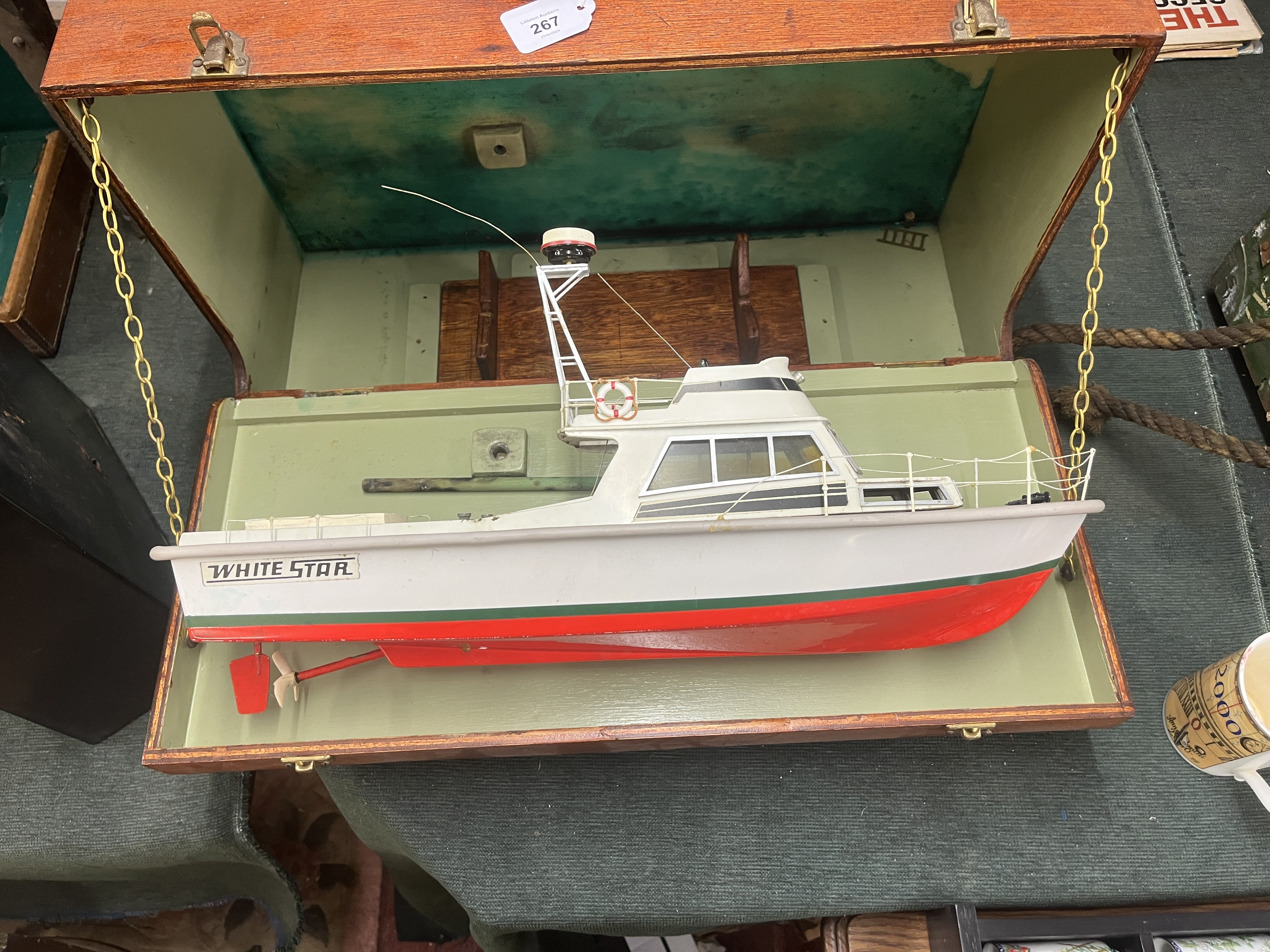 Motorised model boat in wooden case - Image 3 of 3