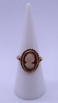 9ct gold cameo ring - Size L
