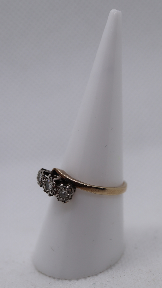 9ct gold 3 stone diamond twist ring - Image 2 of 3