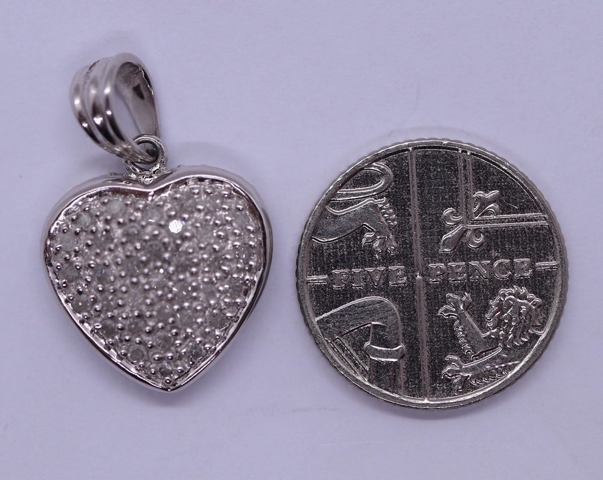 White gold diamond set heart pendant - Image 2 of 2