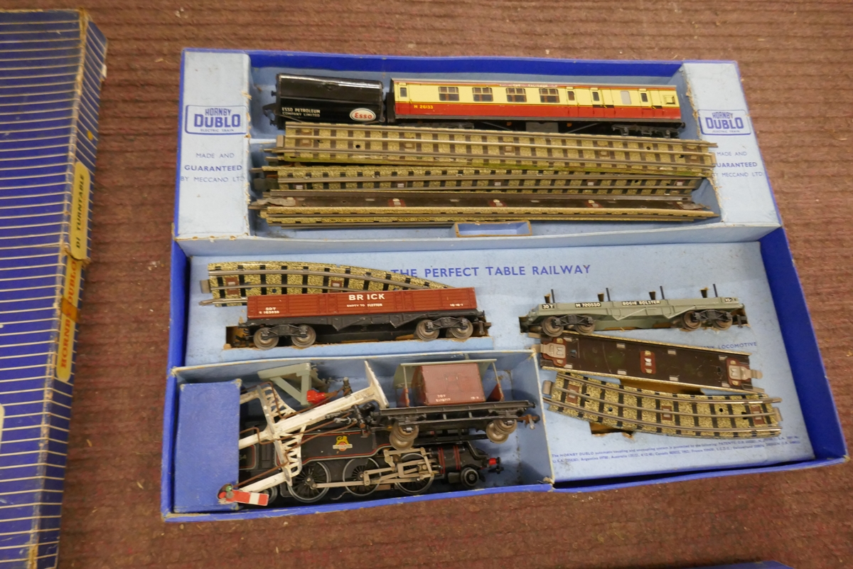 Collection of 00 gauge railway engine, carriage, track station etc - Image 4 of 8