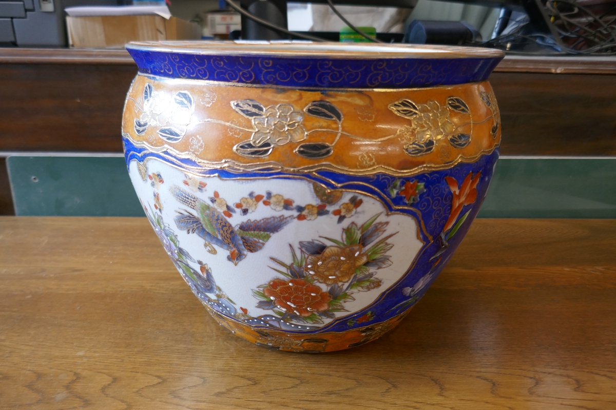 Oriental bowl adorned with birds - Approx H: 25cm x D: 32cm - Image 5 of 5